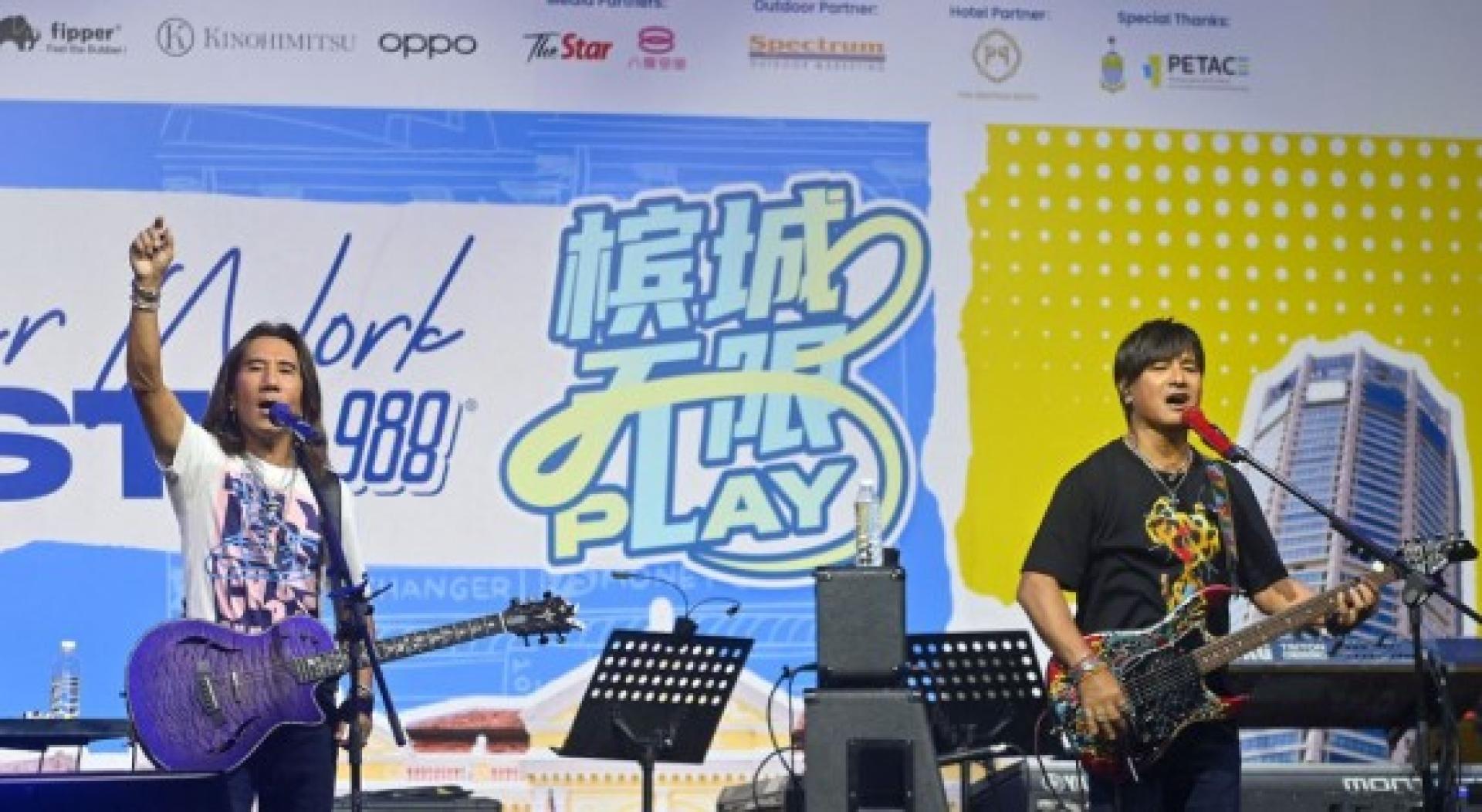 动力火车压轴登场，演唱出道作品《无情的情书》，全场立即嗨翻天！