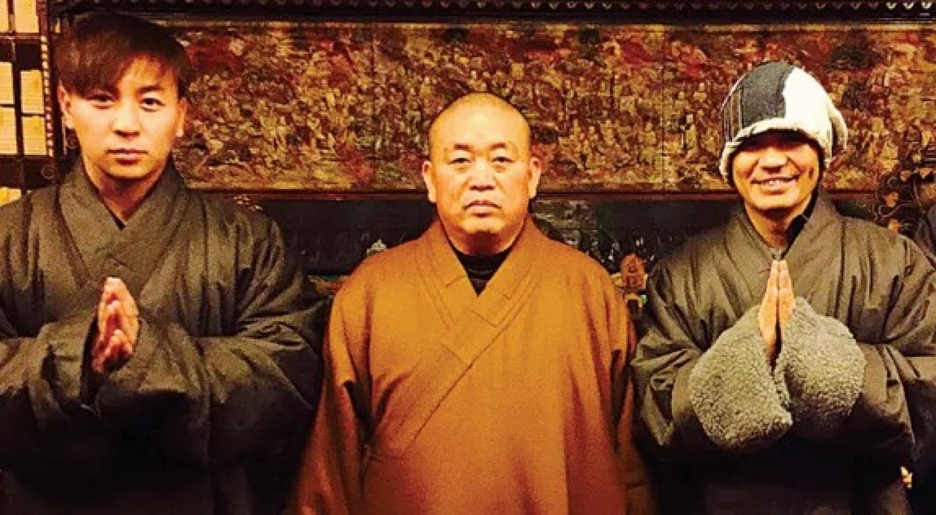释小龙（左）和王宝强（右）农历新年回少林寺探望师父释永信。