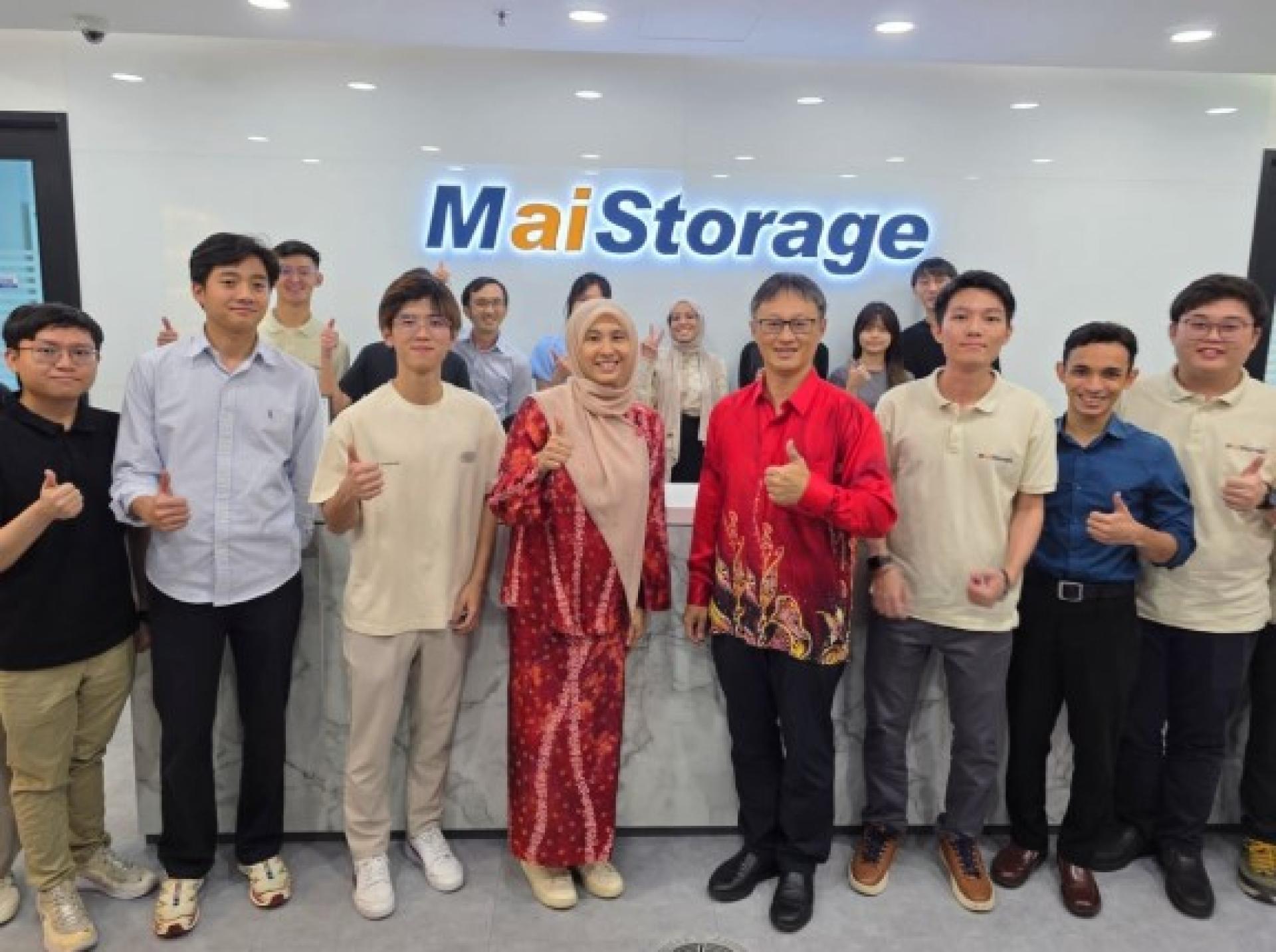 努鲁（前排左4起）、潘健成与“MaiStorage”的专才合照。