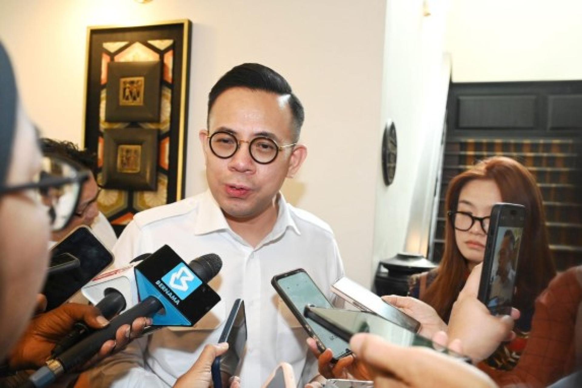 沈志强向媒体向媒体发表谈话。