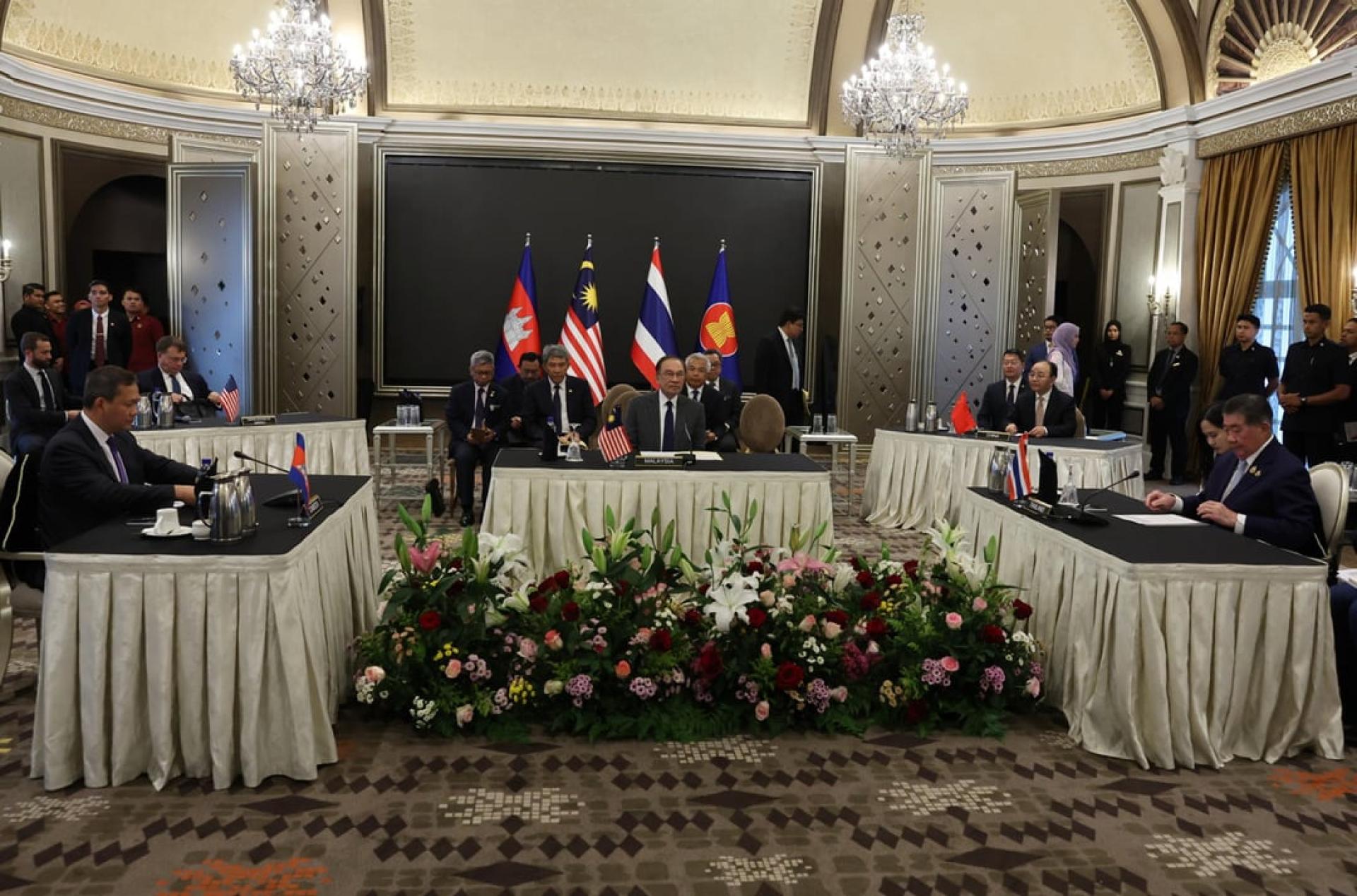 安华（中）周一在布城首相官邸主持特别会议，会见柬埔寨首相洪马内（左）及泰国代首相普谭（右）。此次特别会议是为了解决近期因泰柬两国武装对峙而日益升级的紧张局势，安华以调解人身份主持高层磋商。外交部长拿督斯里莫哈末哈山也在场。