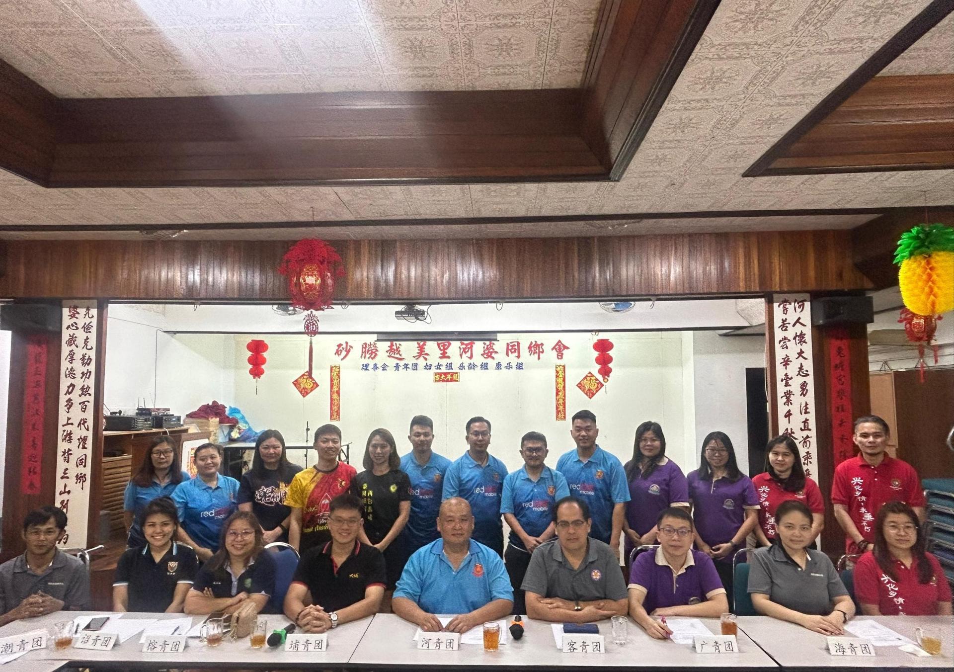 美里各属青年团一行人在召开联席会议时合影。