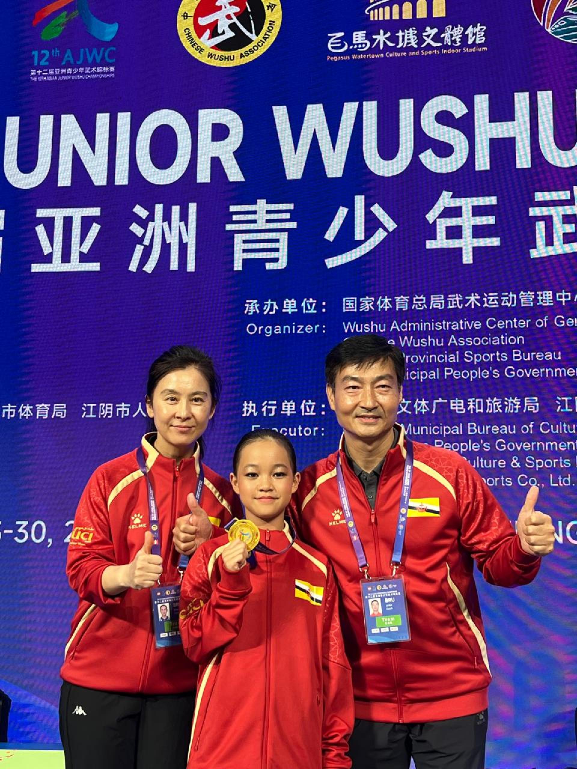 李辉总教练和赵春捷教练与获金牌选手李妍合影