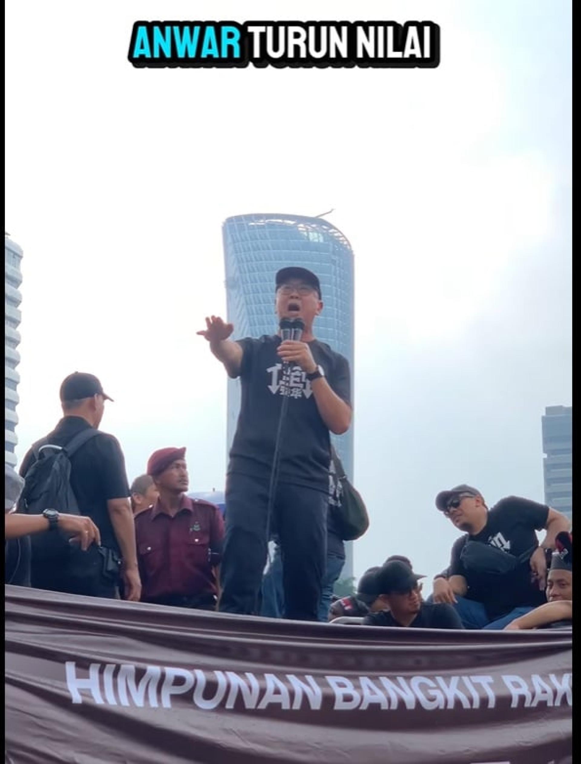 刘华才在脸书连发3个贴文，以控诉传统媒体，并点名中文媒体，没有给予他和民政党报道。