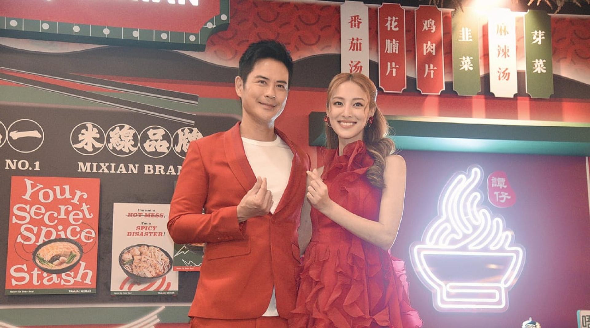 郑嘉颖和陈凯琳在活动上甜蜜互动，恩爱之情羡煞旁人。