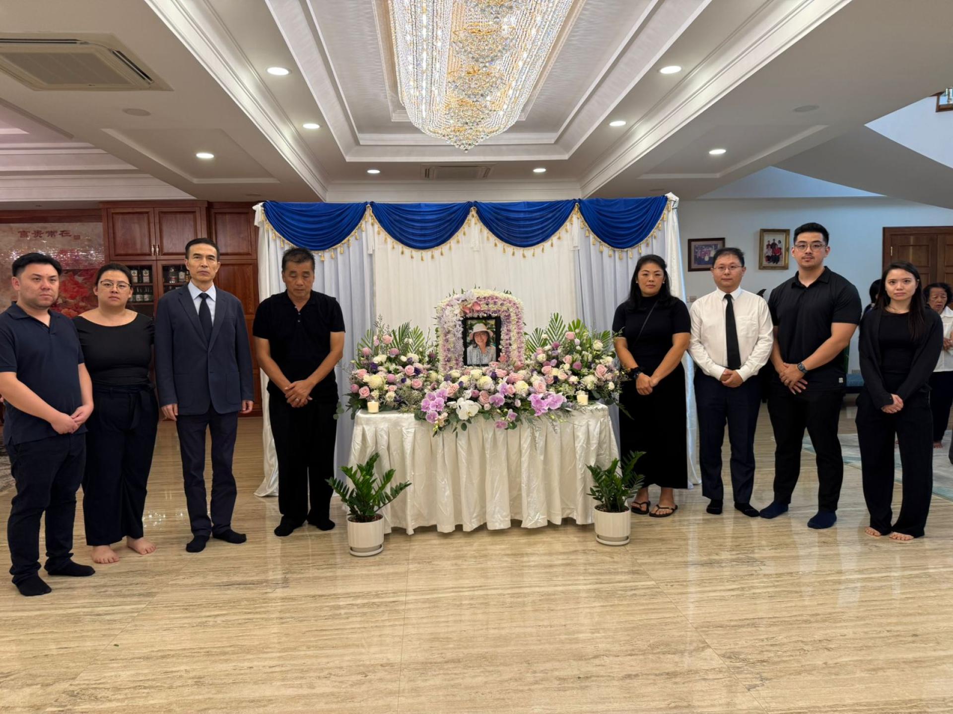 肖建国大使到刘府向刘世泉博士慰问