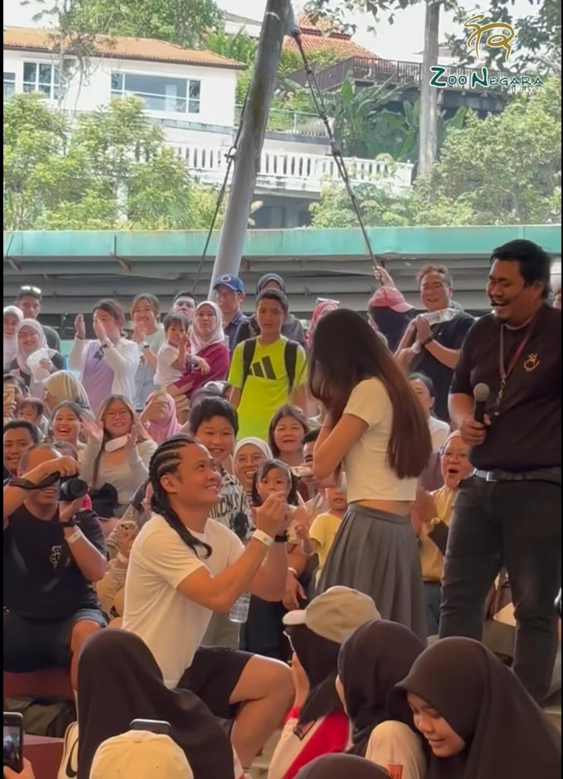 名为Fuji chong的男子在动物表演环节，在上百名观众祝福下，向女友求婚。
