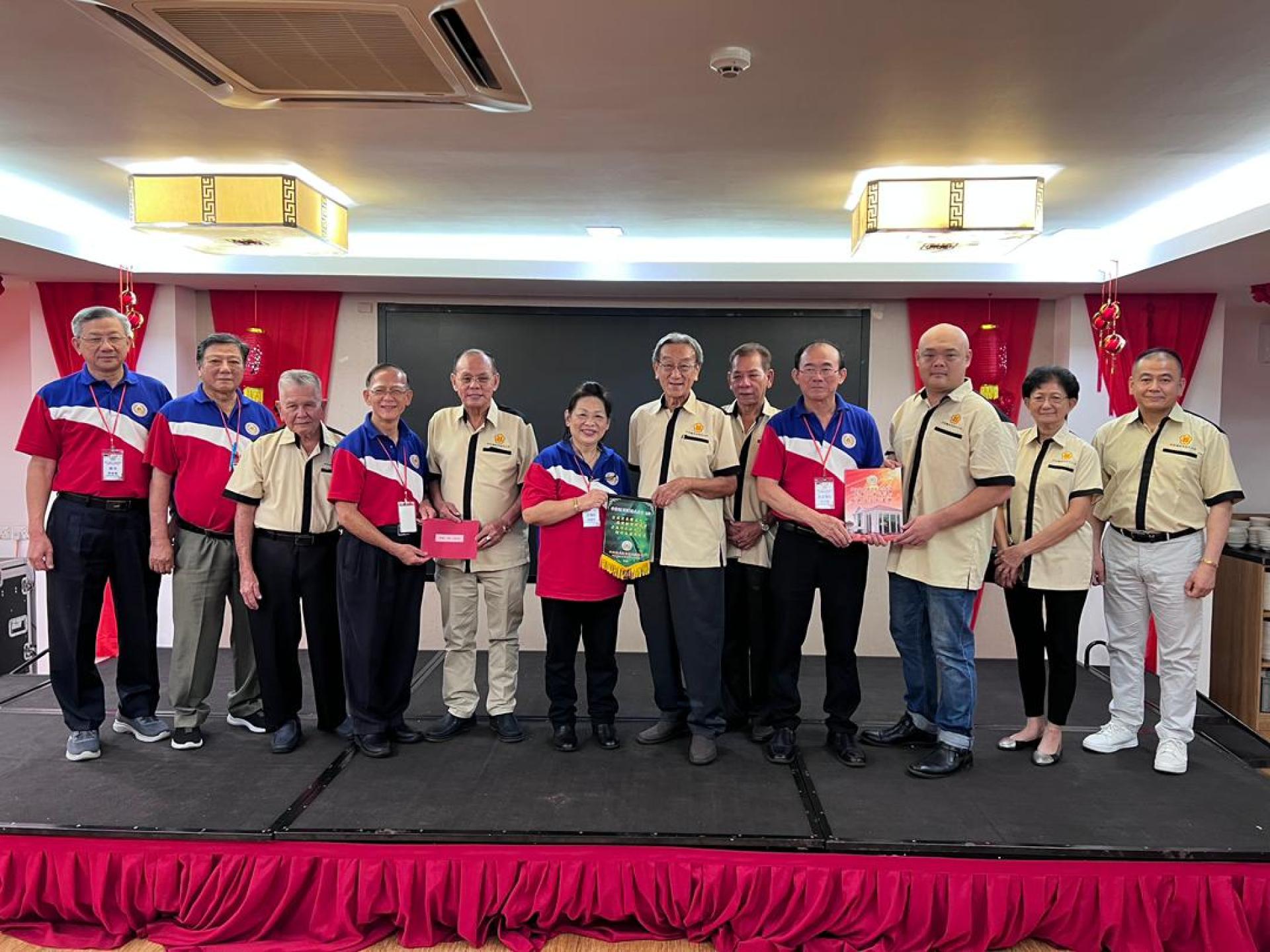 美里林氏宗亲会会长林淑华（中）移交纪念品给砂拉越西河林氏公会副主席林国兴。