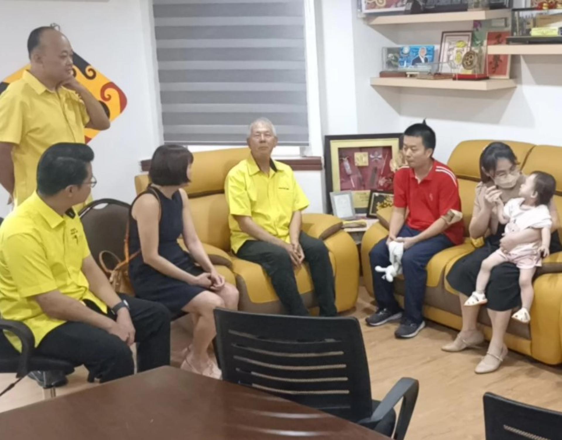 陈超耀（前排左3）呼吁公众伸出援手，协助患有严重听力障碍的小女孩Ivonne。