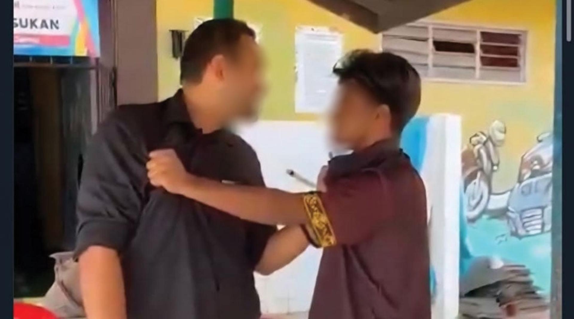 社交媒体上流传一段相关事件的视频，画面显示该名学生拳打教师。