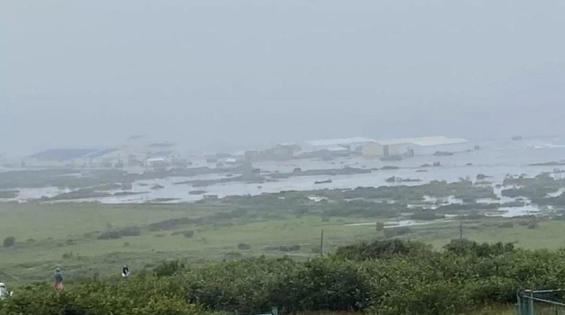 网上流传的图片显示，北库里尔斯克的建筑物被海水淹。