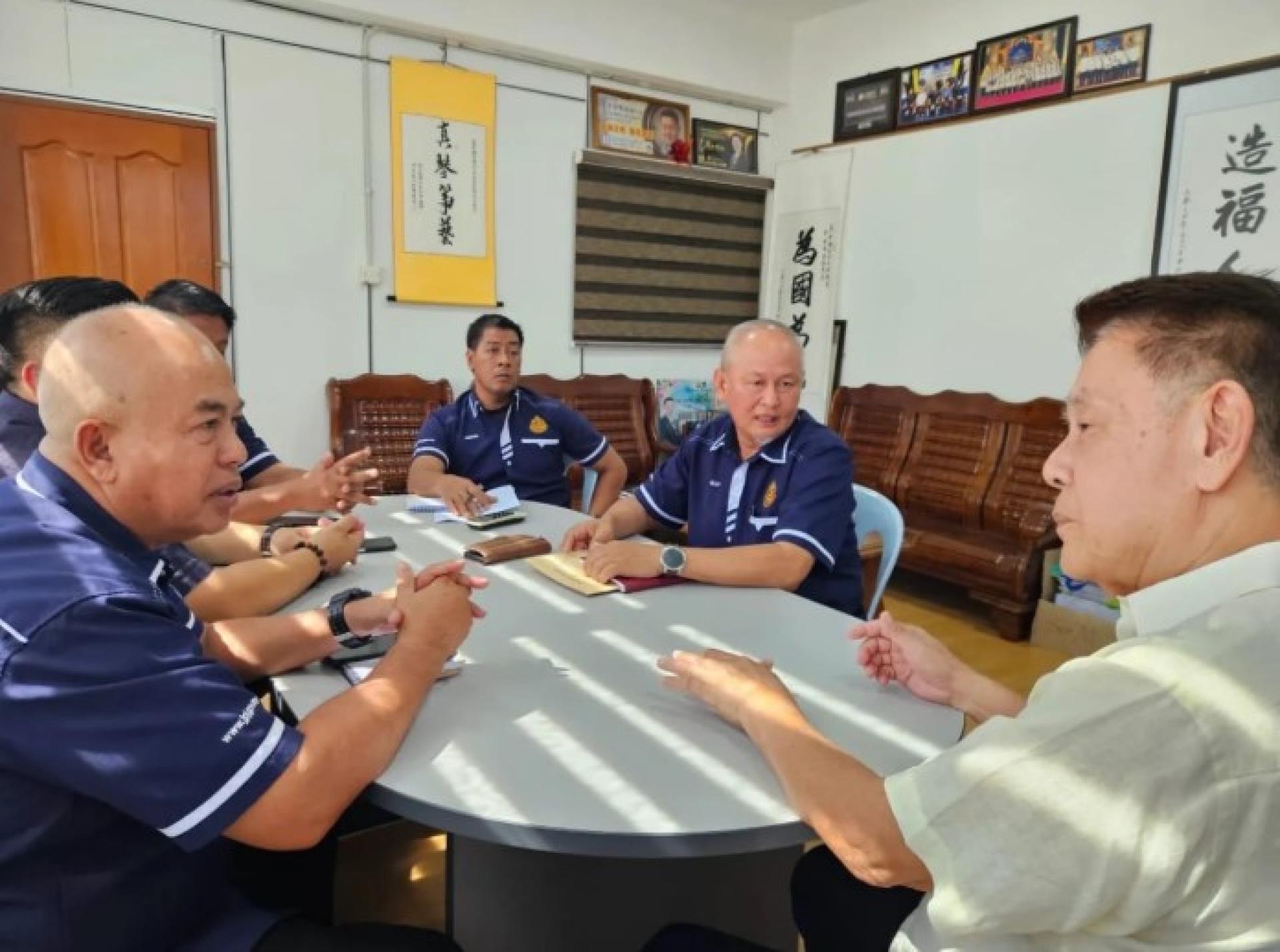 陈冠勋在马拉端州选区服务中心，与泗里街陆路交通局主任尤索夫及官员商讨计划细节。