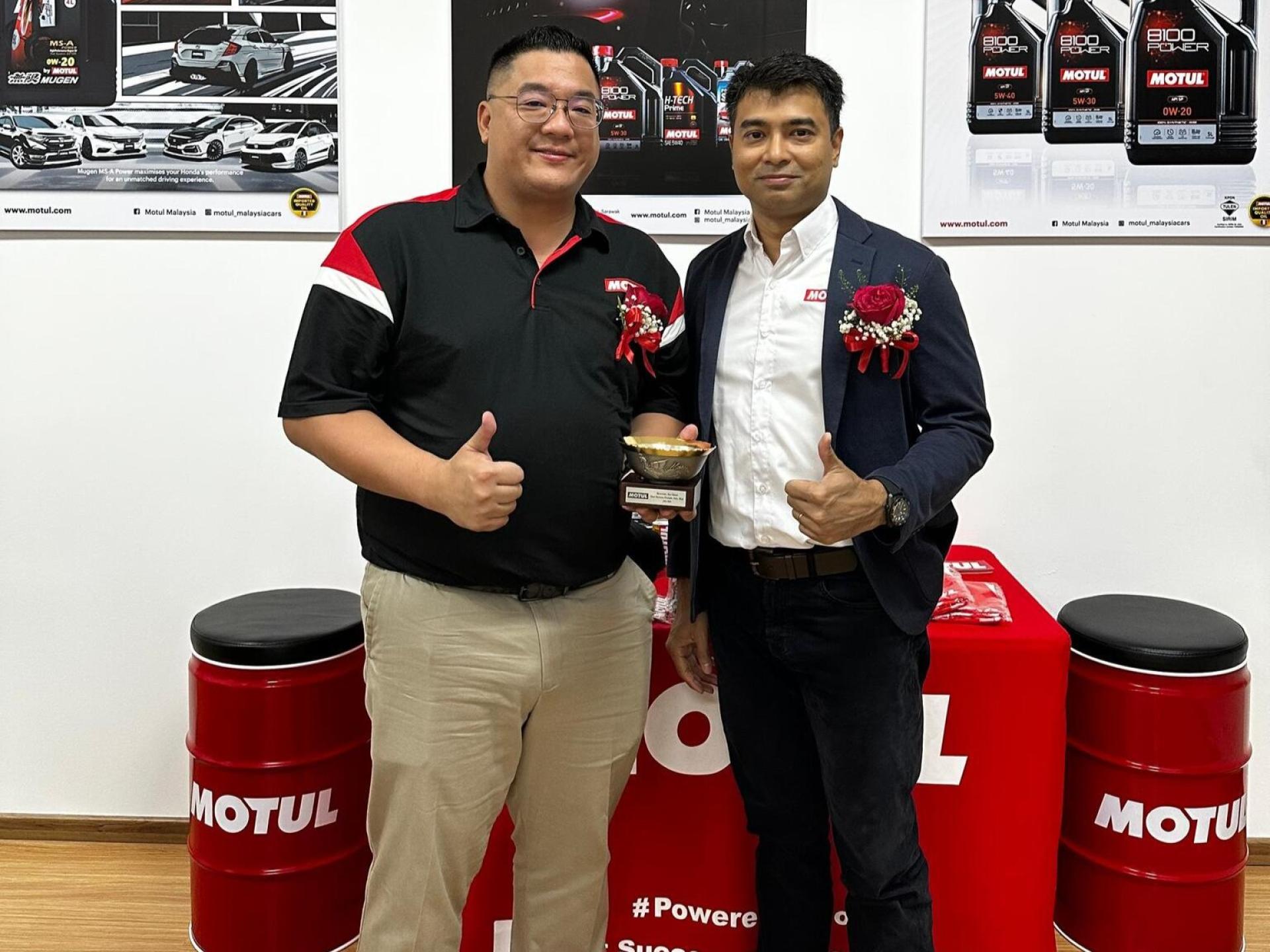 （左到右）East Success Prolube 董事经理 Victor Ting 和 Motul Malaysia 总经理 Ravi Shankar。