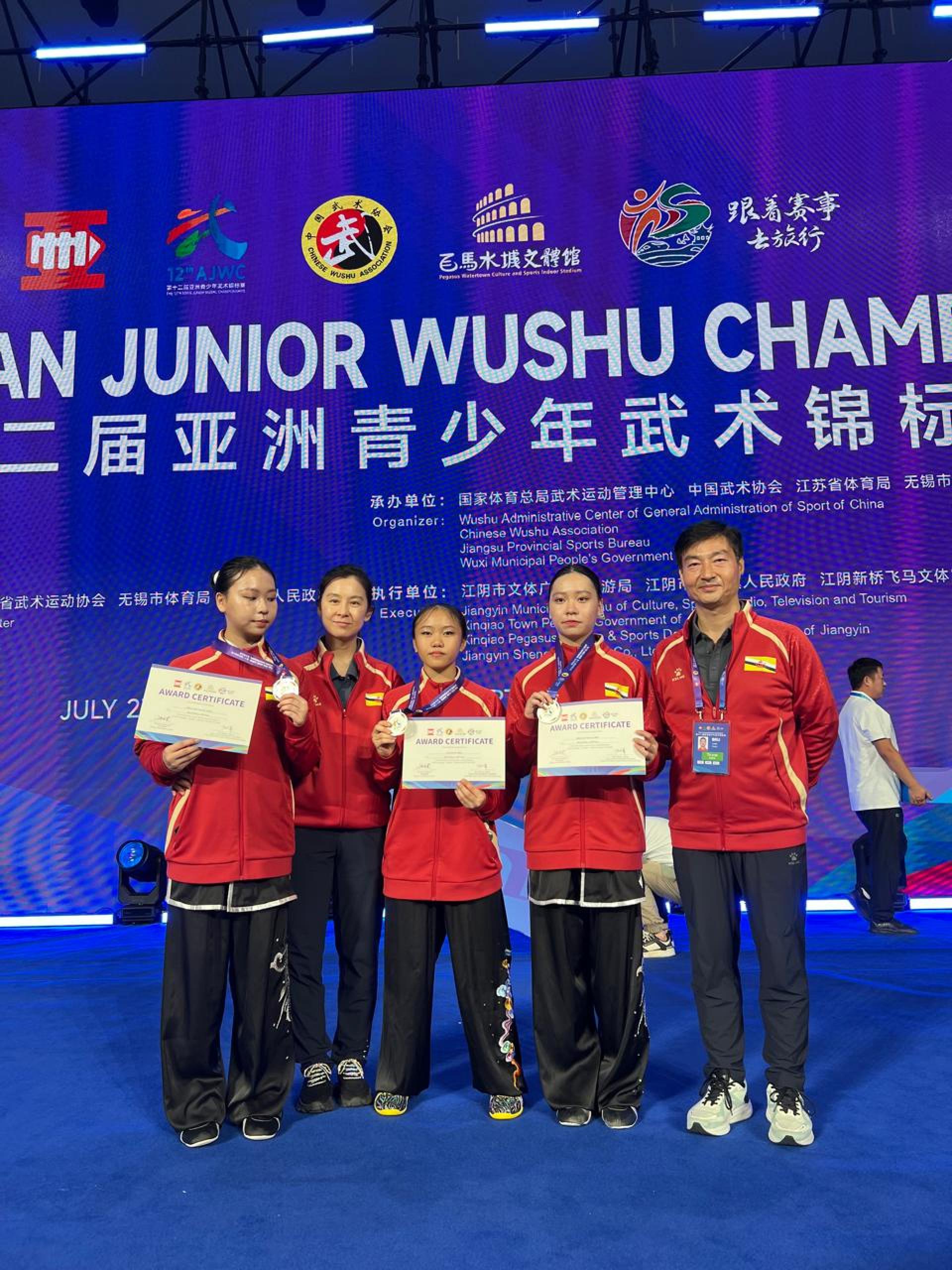 汶莱武术总教练李辉、教练赵春捷与获银牌选手合影