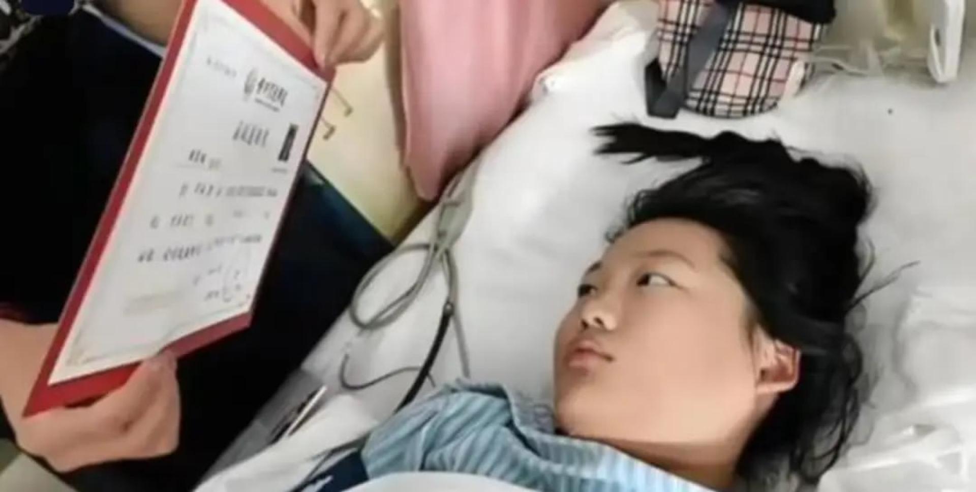蒋晨楠在病床上与死神搏斗8天，没想到最后把她从昏迷中唤醒的，竟是一封大学录取通知书。