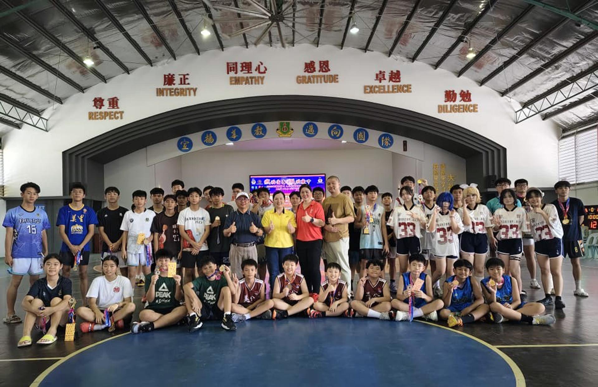 廉中杯A.G.E体育娱乐嘉年华圆满落幕，闭幕嘉宾和所有球员合影。中间排左8起为吴克成董事  ，砂旅游部副部长拿督陈超耀代表余俐葭市议员，校长江佩娟。