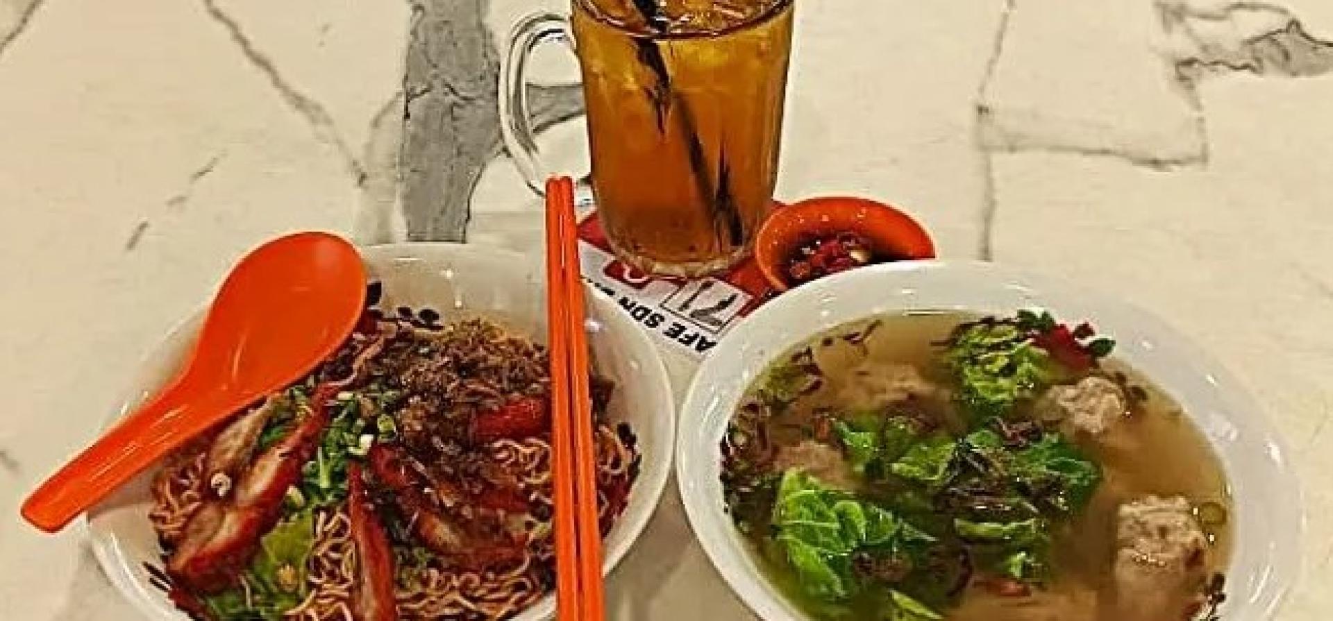左图为香喷喷的哥罗面，右图为馄饨汤，皆由Liew Juk Hian摊位现煮。