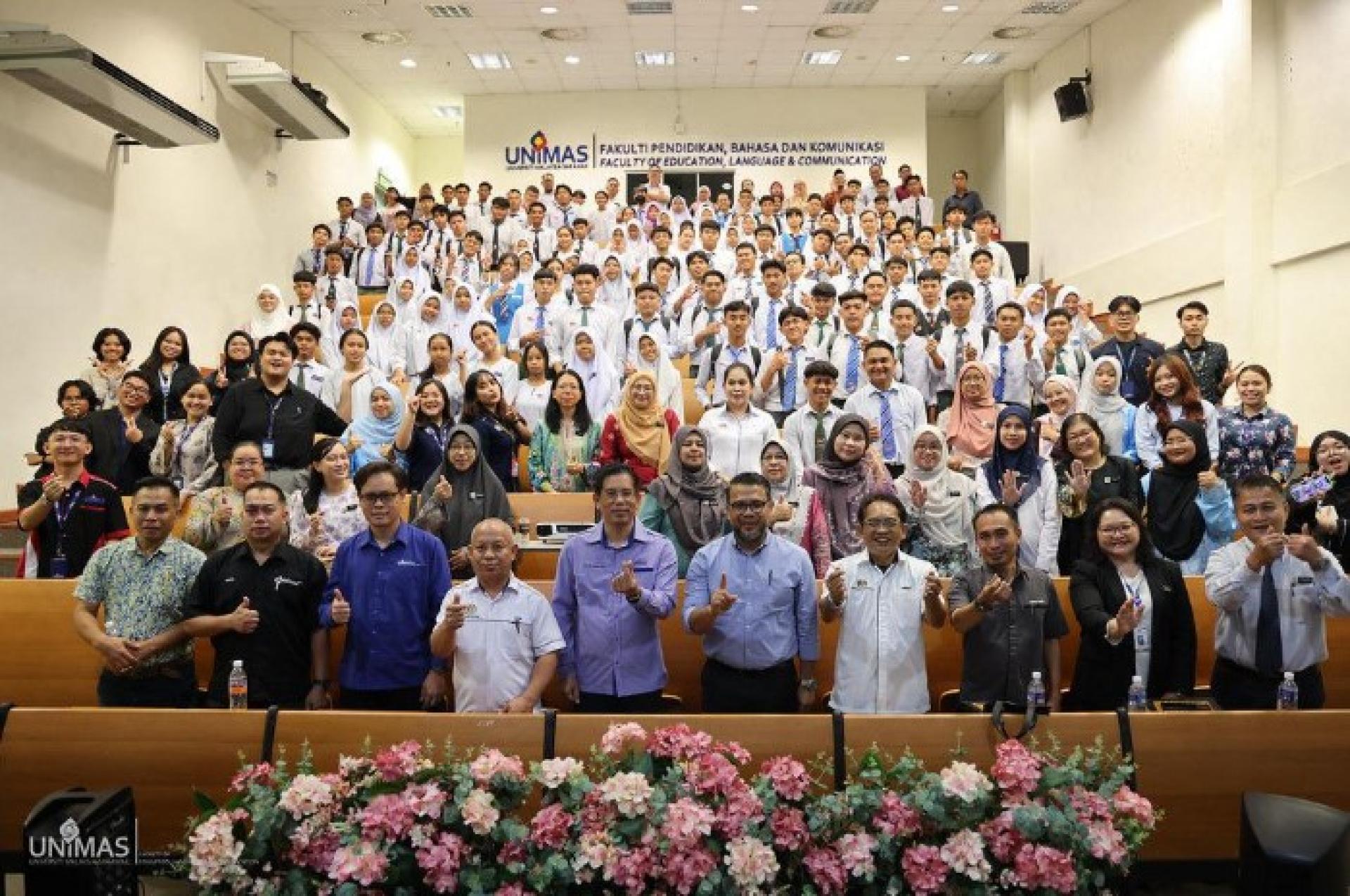 阿末哈达（中）与参与学生合影留念。