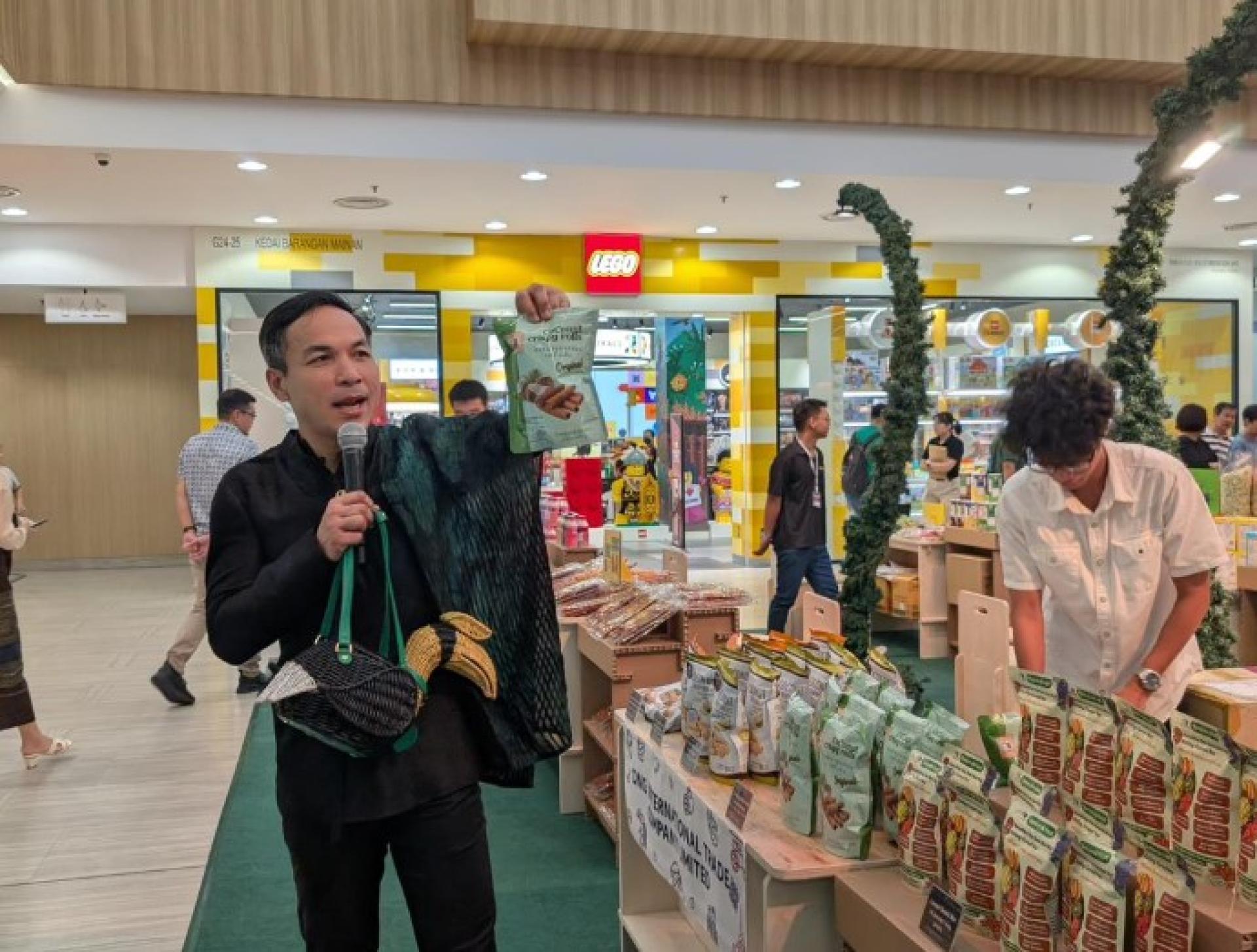 沃拉旺带领媒体参观“泰国周”展览现场。