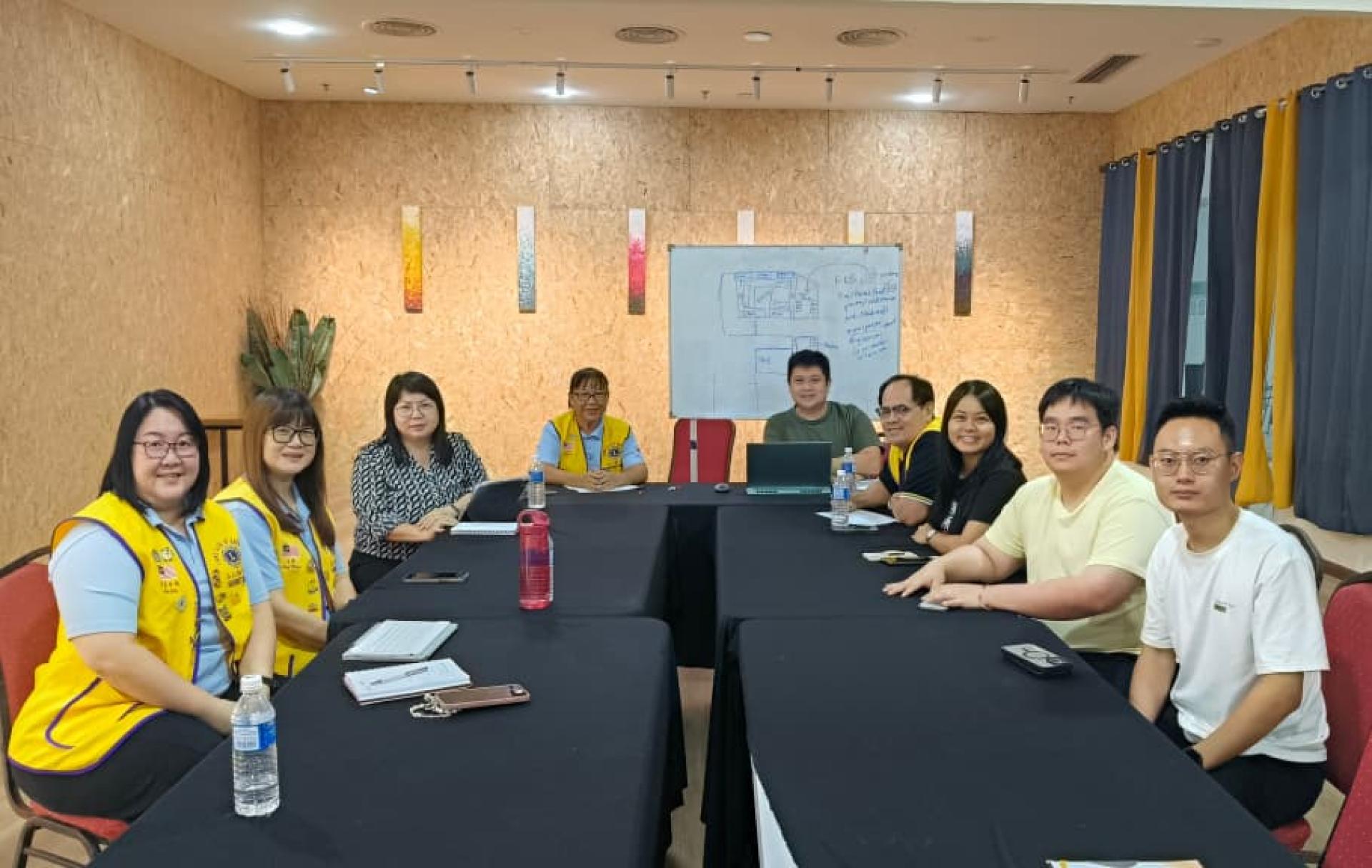 筹备会议合照，右2为筹备会主席杨谦弘，中者为石山狮子会会长何暐奇。