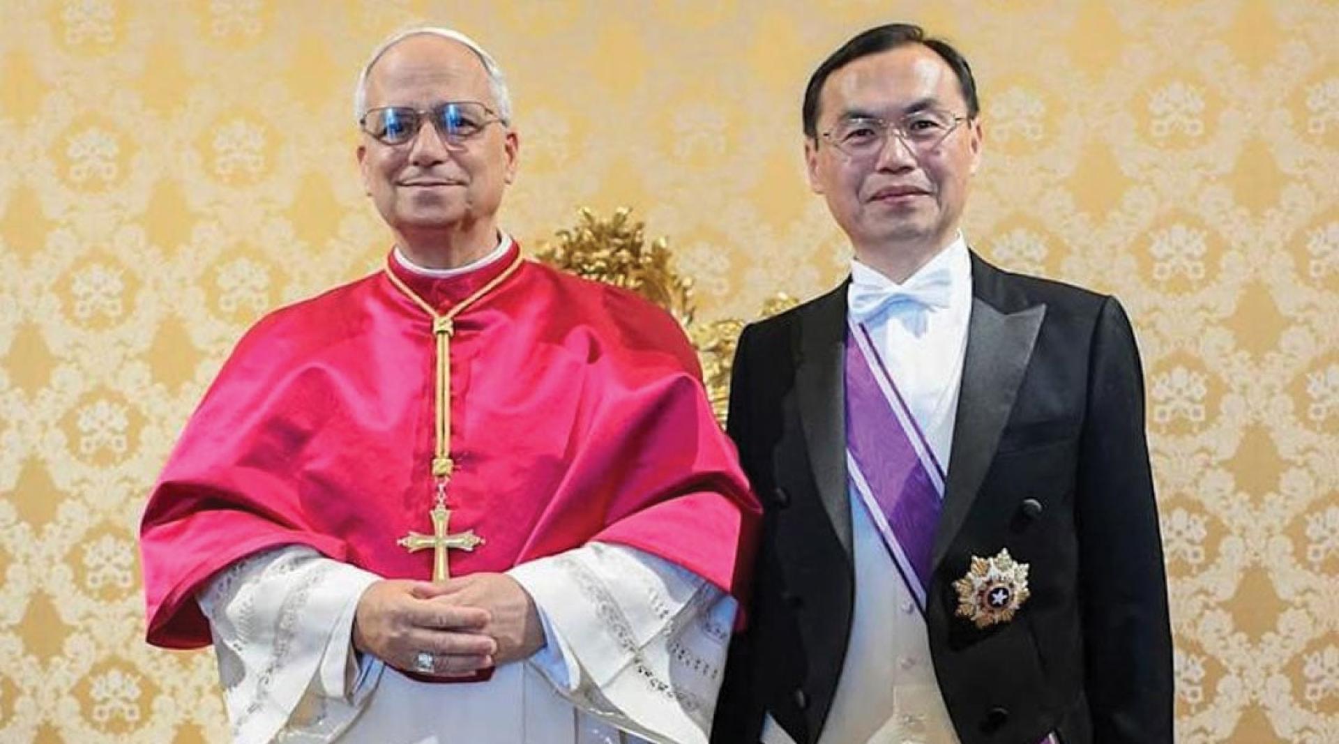 教宗良十四世（左）与台湾驻教廷大使贺忠义（右）合影。