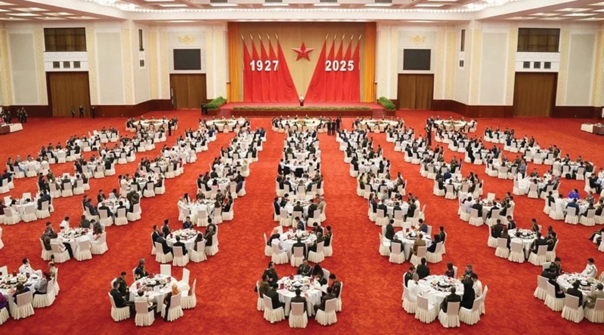 中国国防部7月31日晚举办招待会，庆祝中国人民解放军建军98周年。（图：中国国防部网）