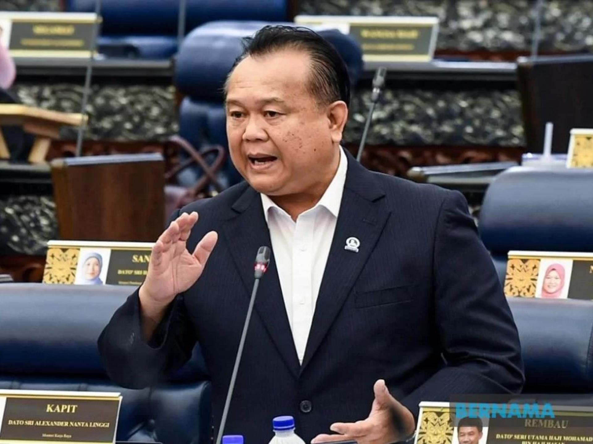 联邦工程部长兼加帛国会议员拿督斯里阿历山大南达林奇。
