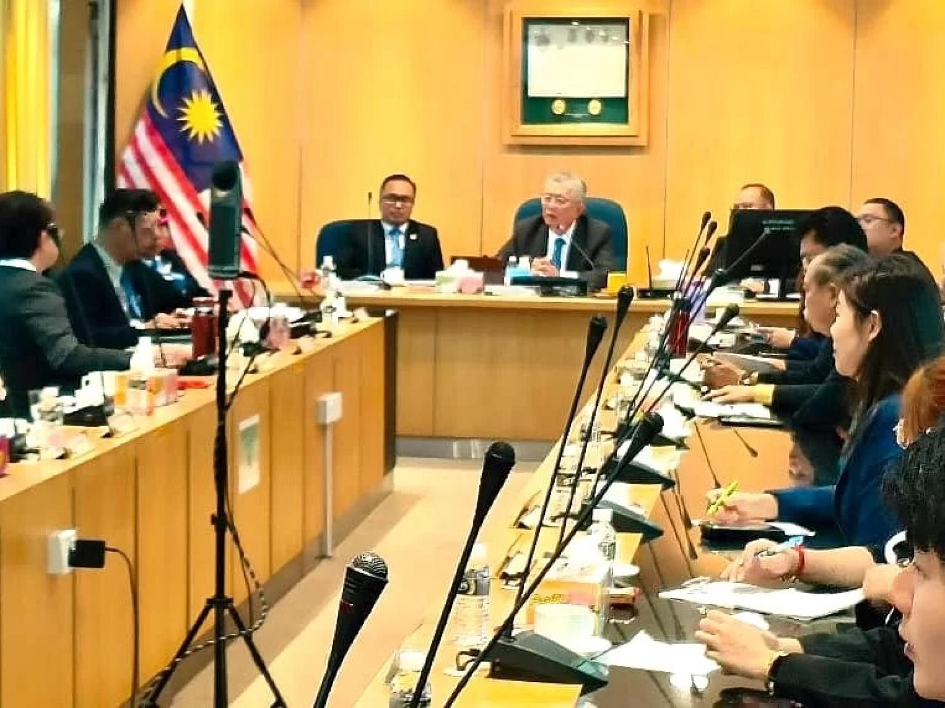 Ting (centre) chairs the meeting.