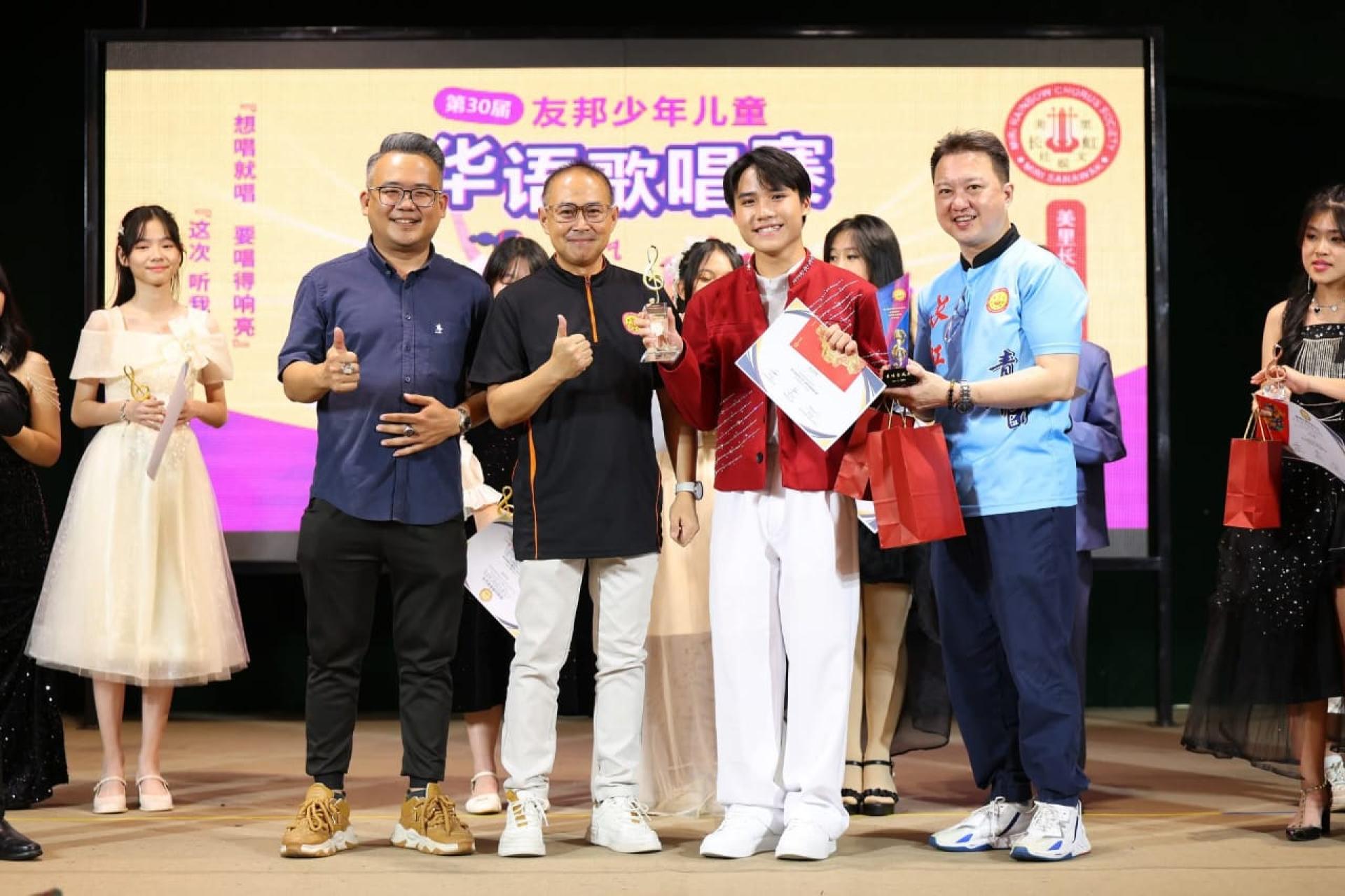 培中小歌王余洋浩（右二）在友邦少儿歌唱赛美里区选拔赛中勇夺桂冠。