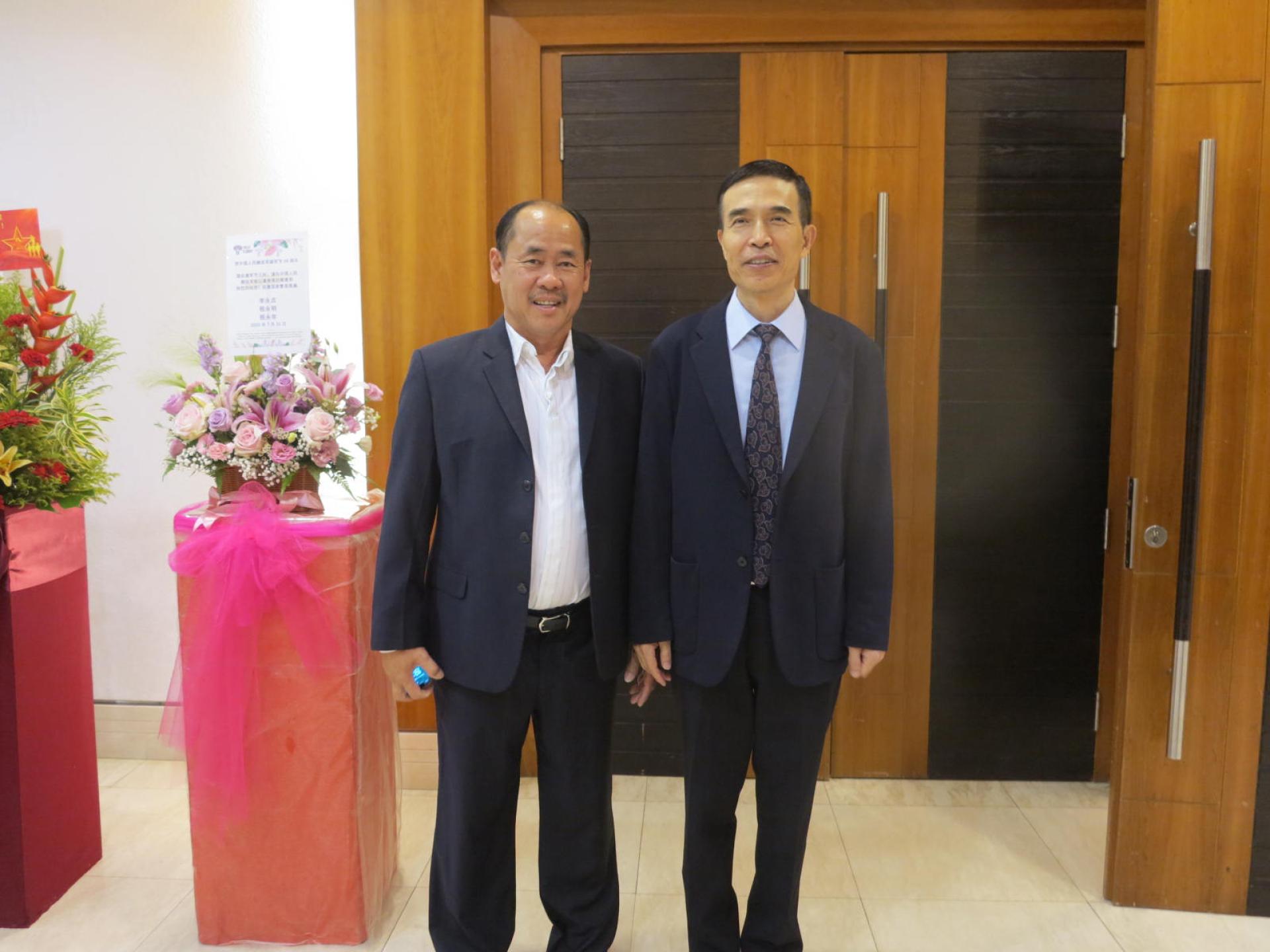 嘉宾陈加兴与肖建国大使合影