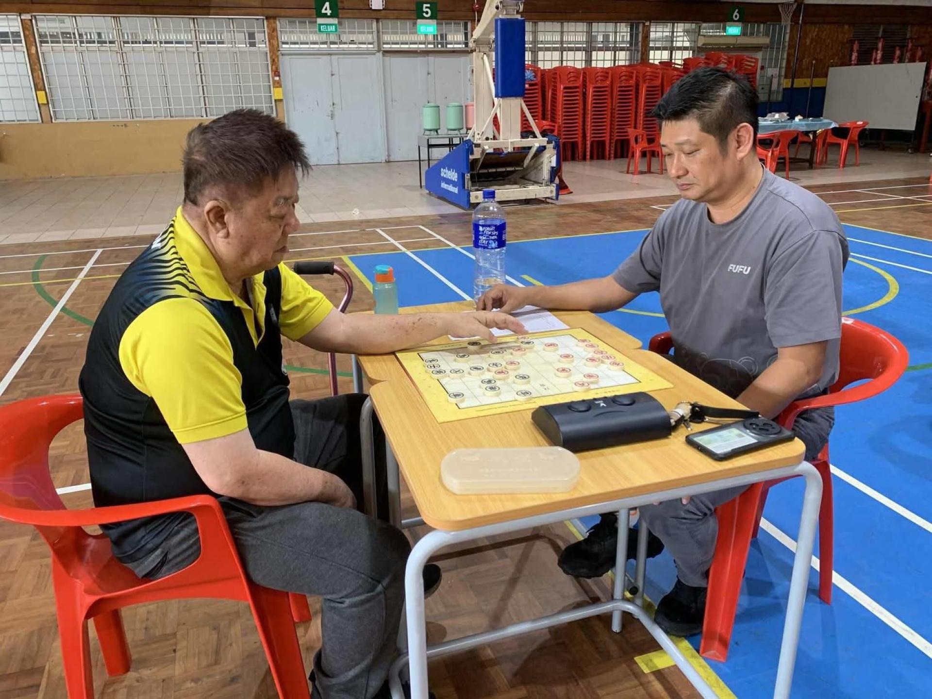 周荣安（左）对林廷安