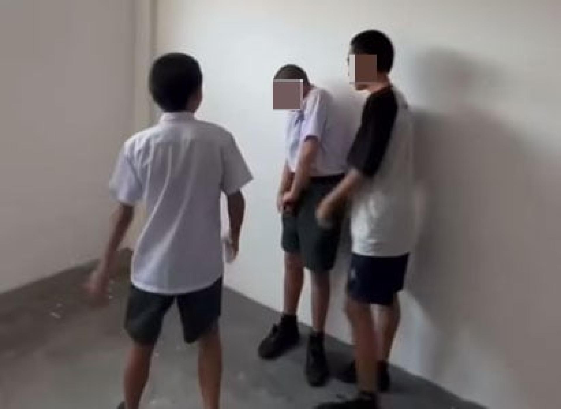 一名13岁男生在校外遭同班同学掌掴殴打，相关视频在社交媒体广泛流传，引发网民哗然与强烈谴责！
