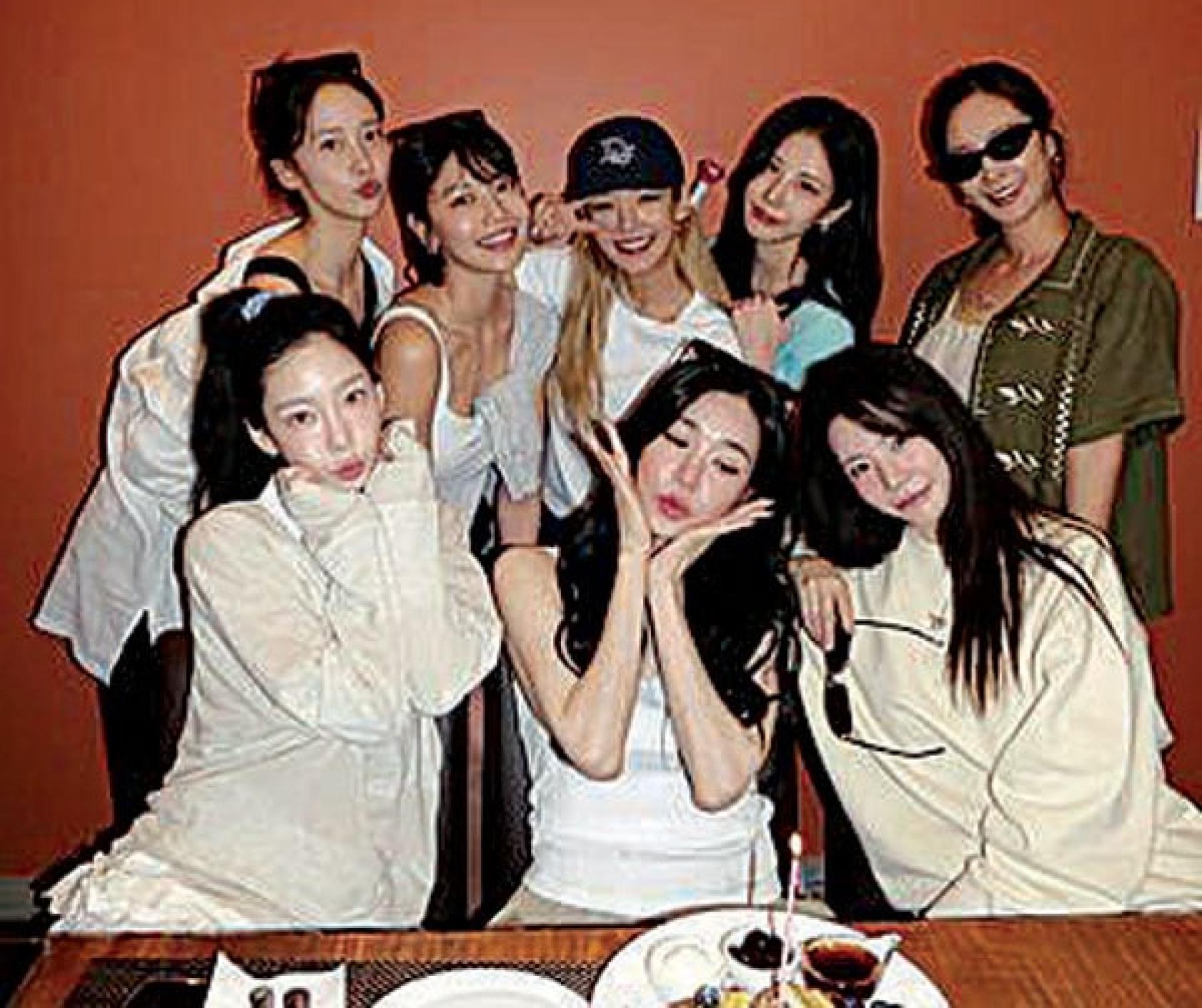 少时合体为蒂芬妮庆生8人美照连发。