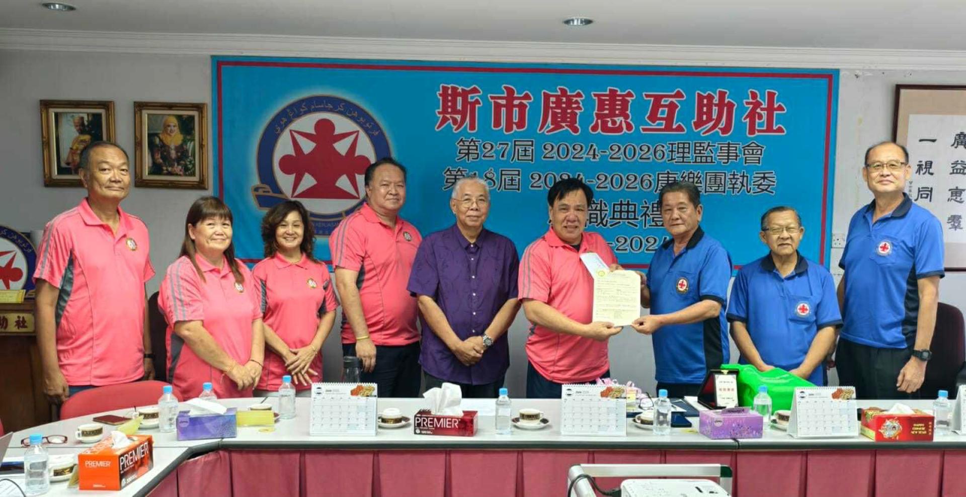 曾保存会长移交请柬于叶天福主席。