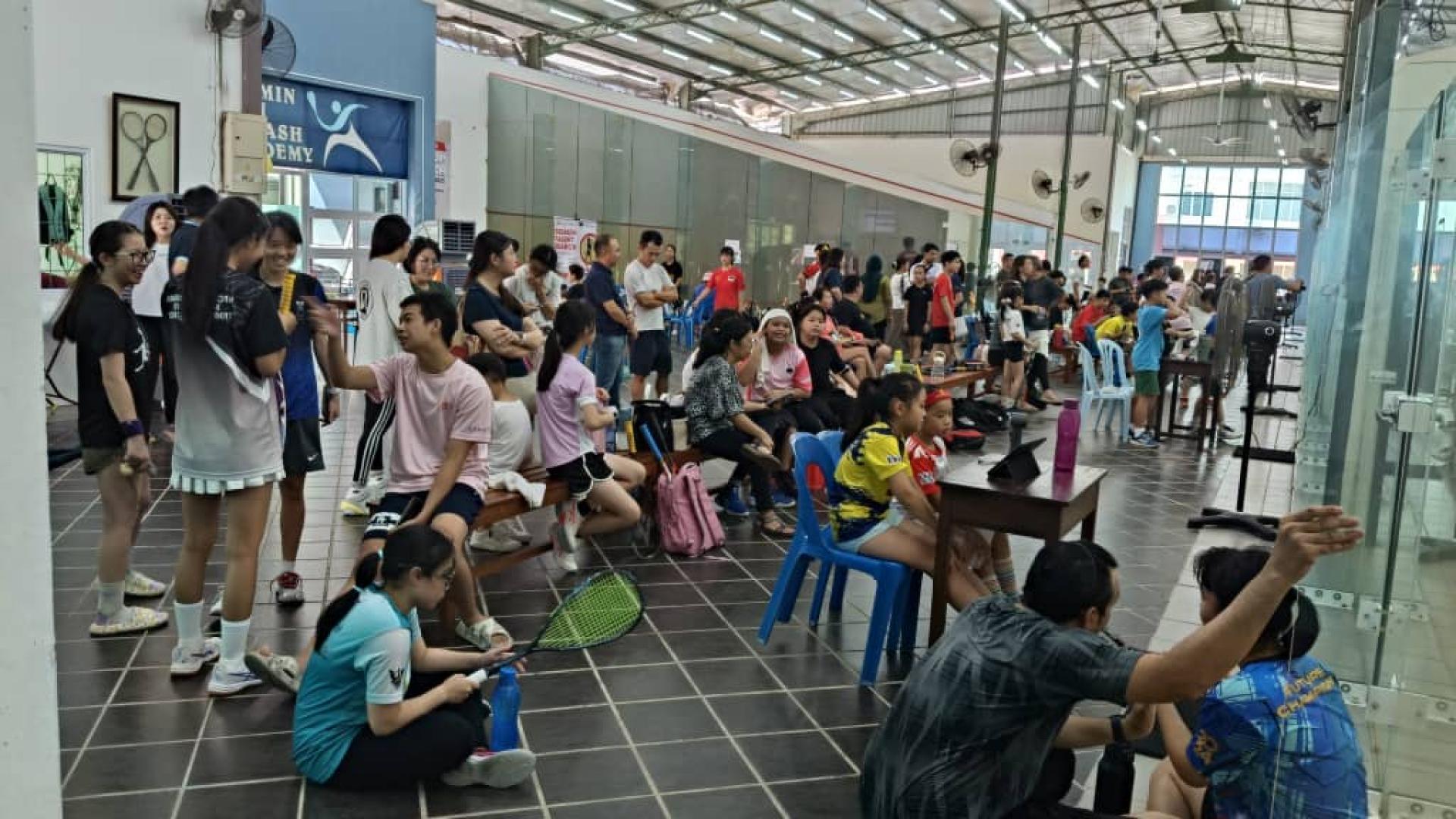 赛事开赛现场，选手们全力出击，气氛热烈。