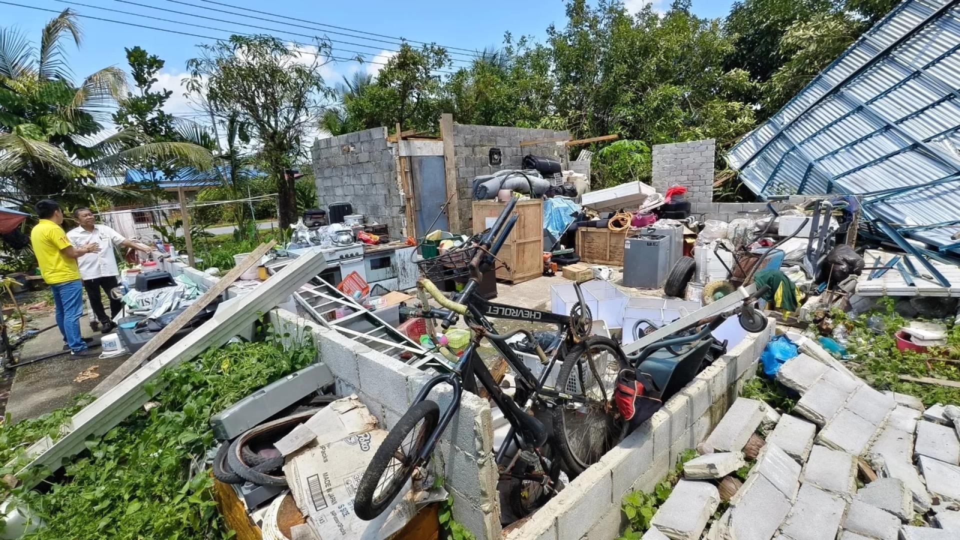 一场强雷暴袭击石角后，迪沙威拉的房屋损毁严重，社区负责人正在现场评估灾情。