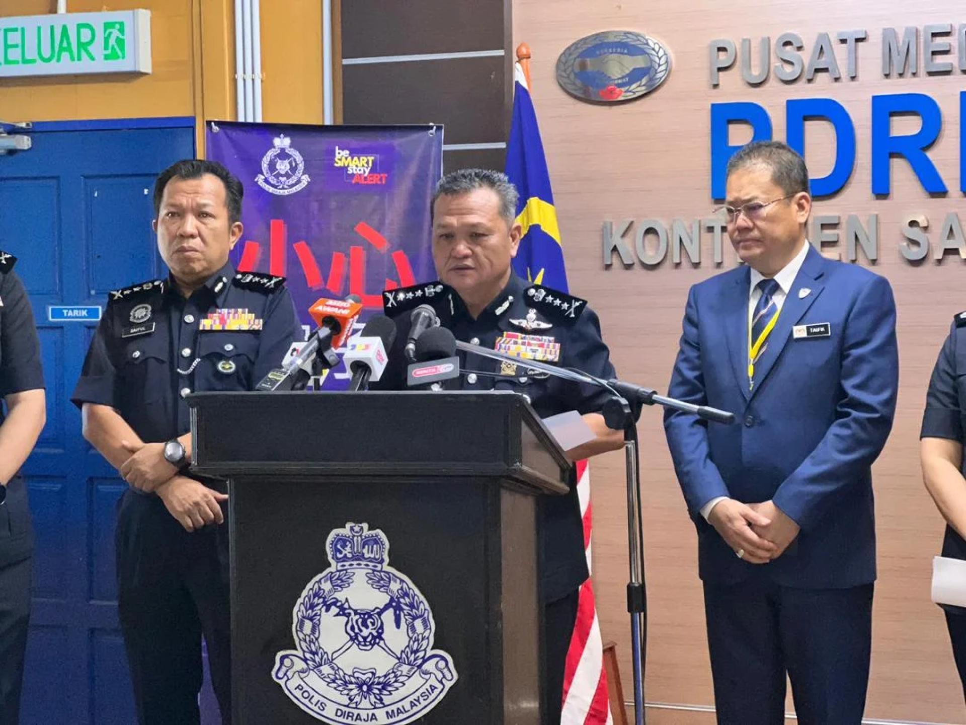 砂拉越警察总监拿督曼查今早召开记者会时摄。