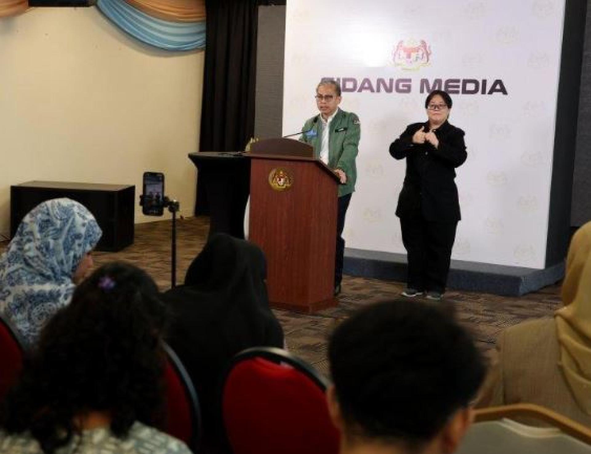 Menteri Komunikasi Datuk Fahmi Fadzil merangkap jurucakap Kerajaan Perpaduan ketika sidang media mingguan Kabinet di Menara Komunikasi hari ini.