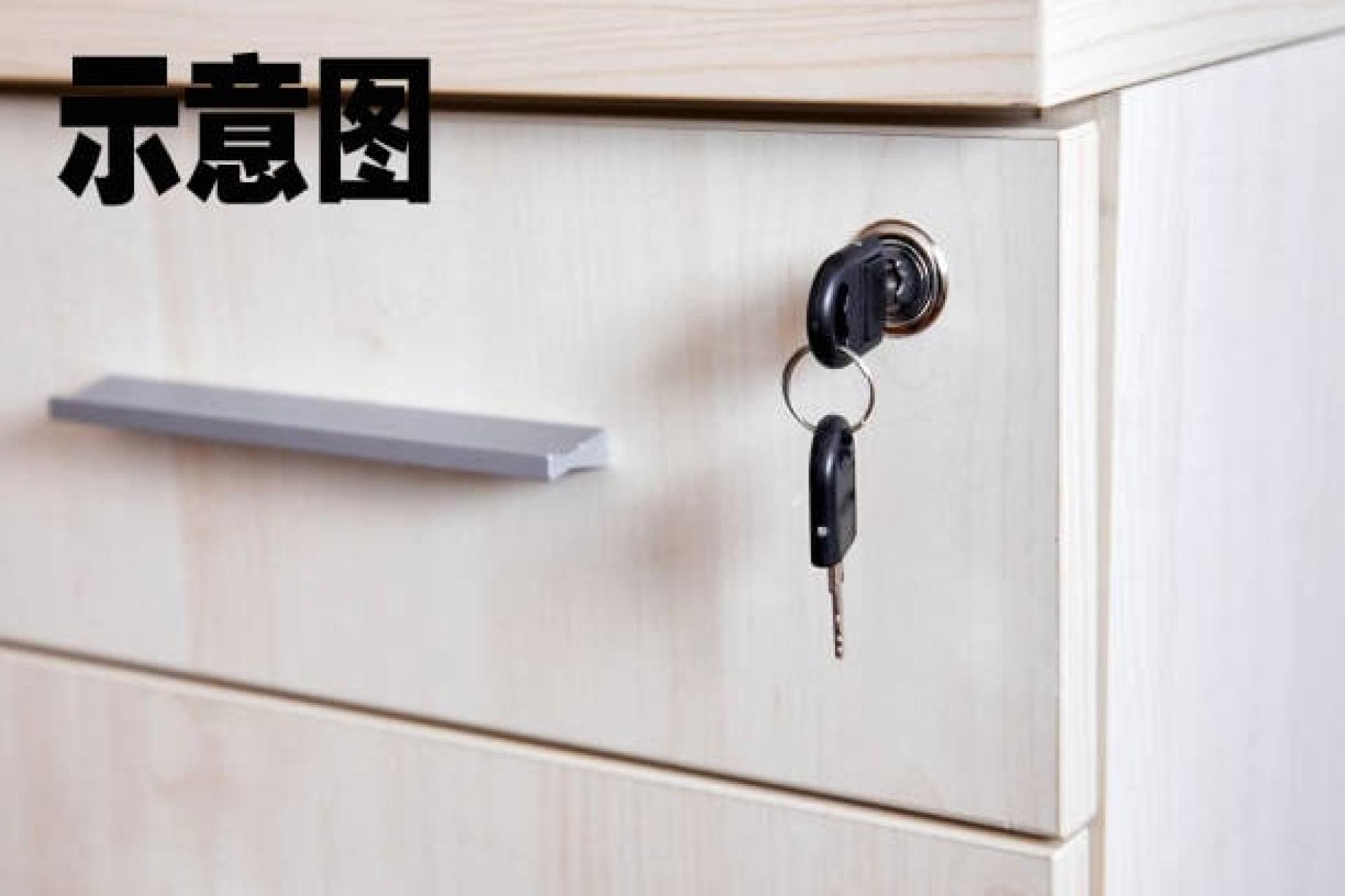 被告在打扫时发现钥匙，悄悄使用钥匙打开抽屉行窃。（示意图）