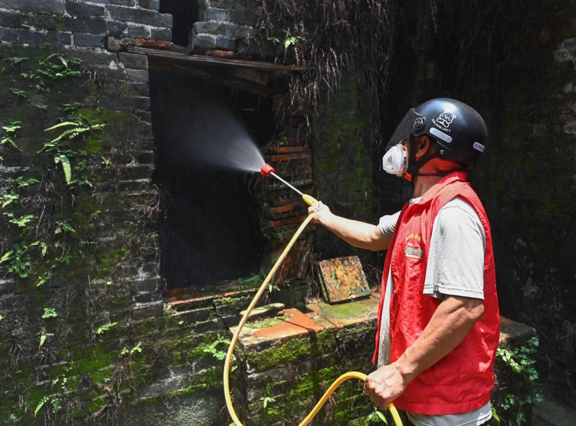 广东佛山近期爆发基孔肯雅热疫情，7月30日深夜宣布提升防疫层级至三级。图为佛山近日展开大规模喷药灭蚊。(图：新华社)