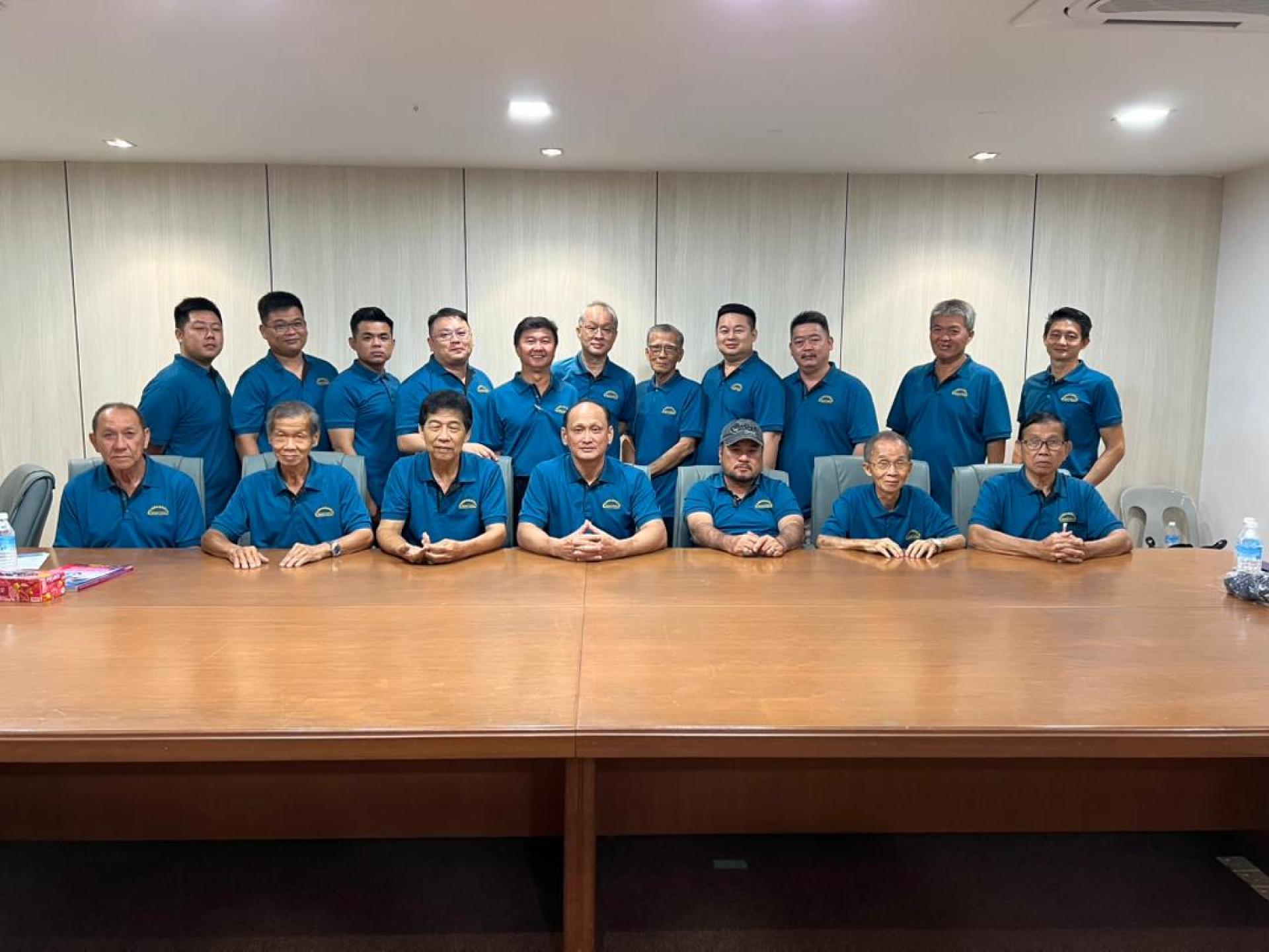 总会及诗巫分会理事合影予庆典筹备会议，左三为诗巫分会主席柯永寿、中为总会长甲必丹江金峰、右三为筹备会主席黄仲生。