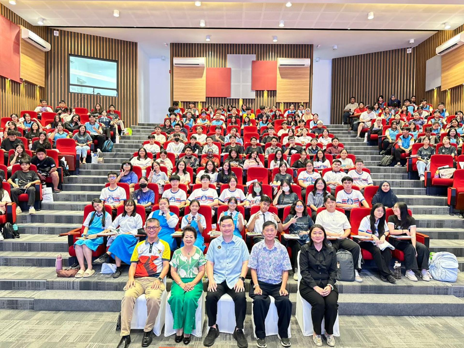 出席学生与主宾、老师合影。前排坐者左起为主讲人林耀翔老师、联合主席林彭婷、美里国会议员赵俊文、筹委主席代表林友义以及校长贝美娇。