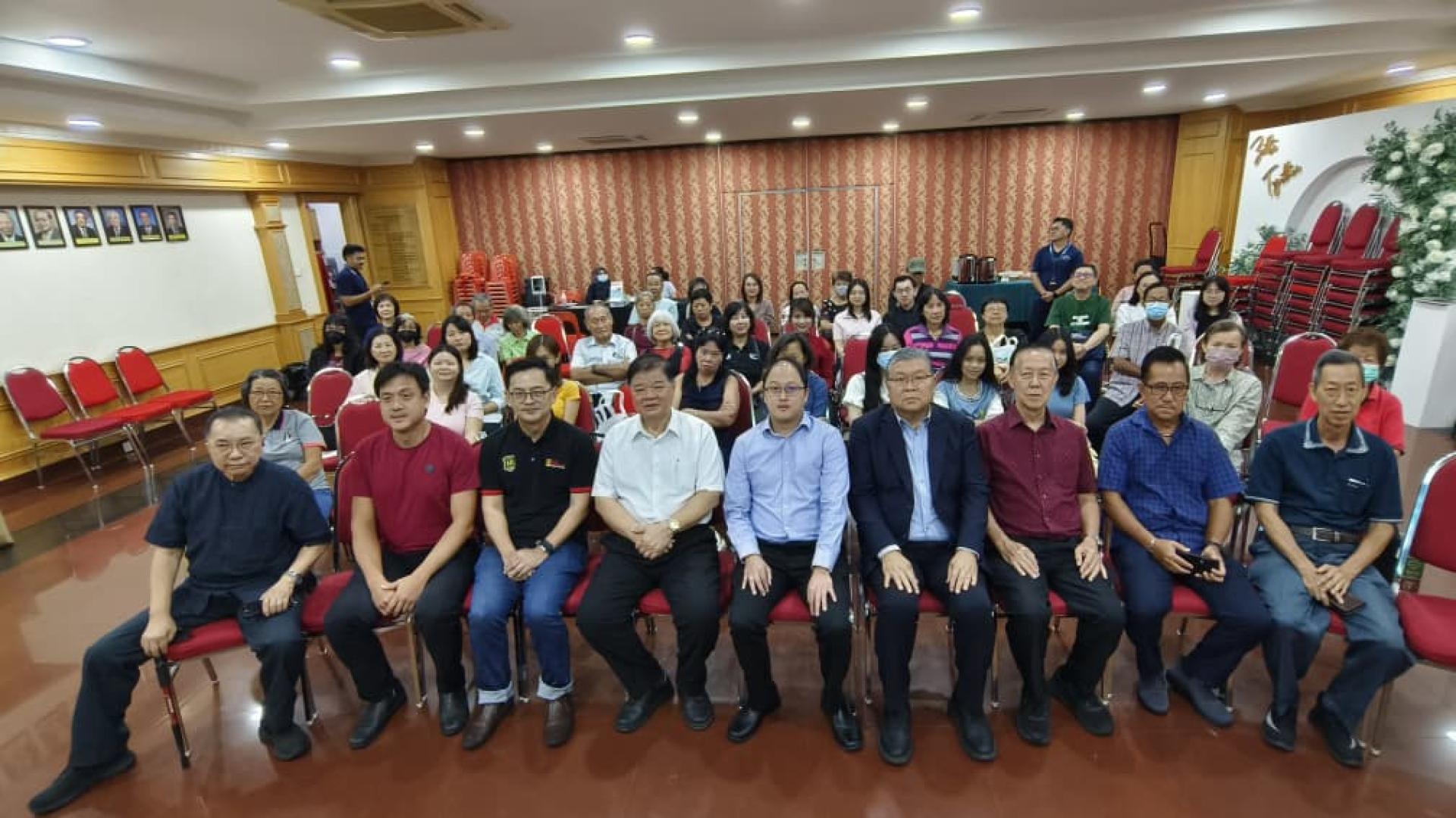 讲座会场面一瞥。前排左4为理事长林昌陞、黄书明医生以及卢耀喜律师。