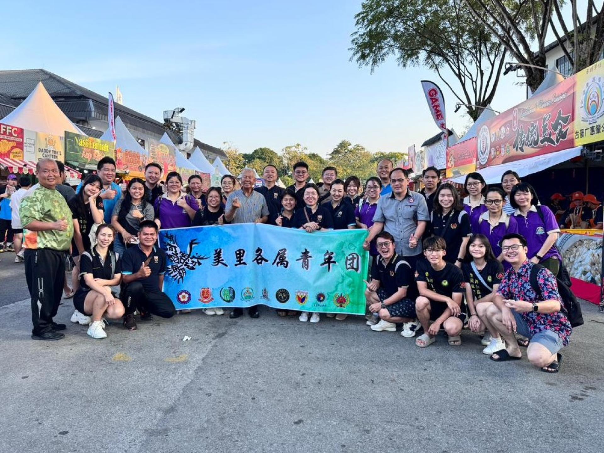 砂旅游部副部长拿督陈超耀（首排站者左六）在古晋美食节与一行团员们合影。