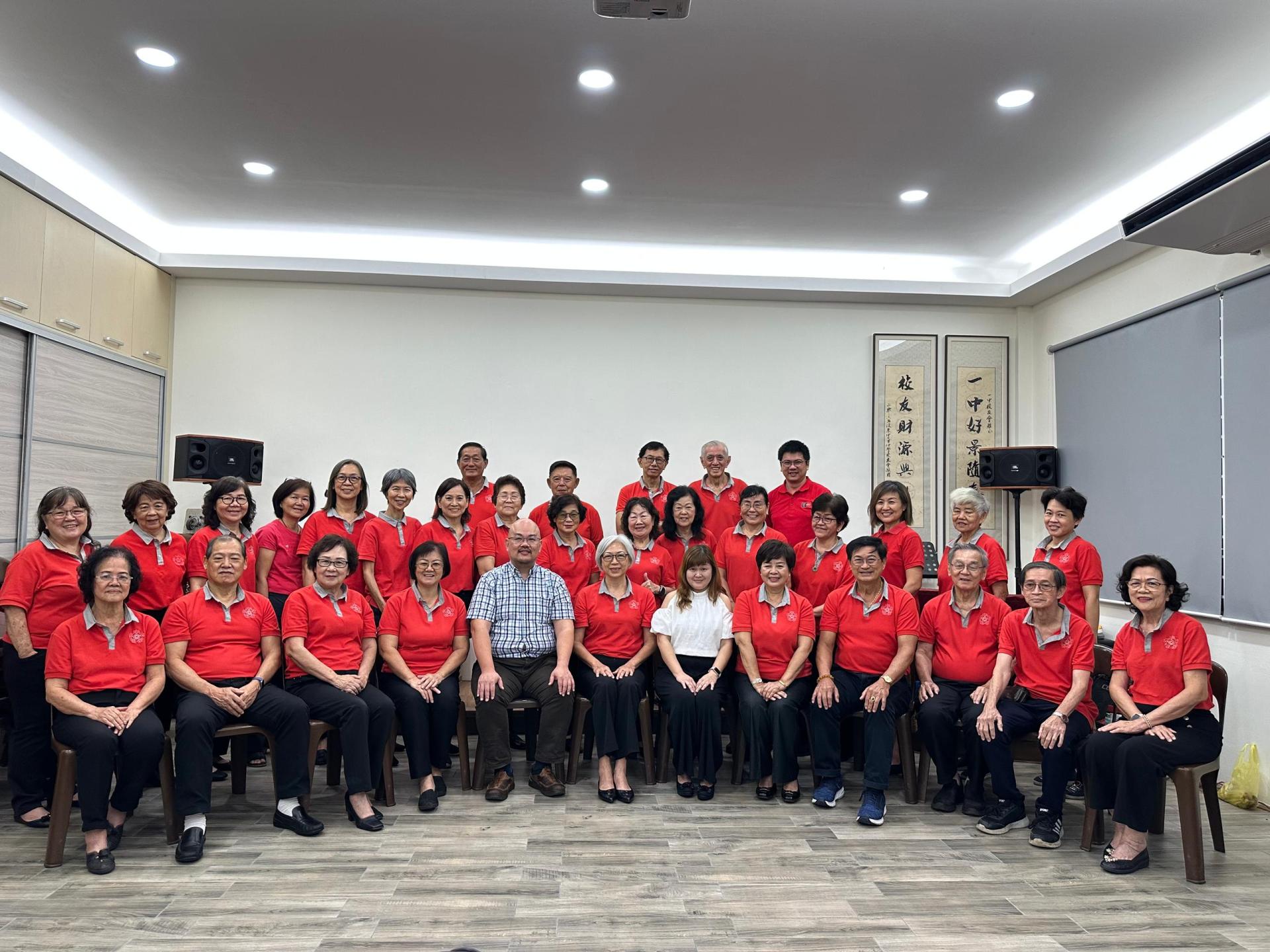 古晋中华第一中学校友会合唱团将于8月4日晚于水上舞台隆重登场，为观众献上一场动人心弦的歌声飨宴。
