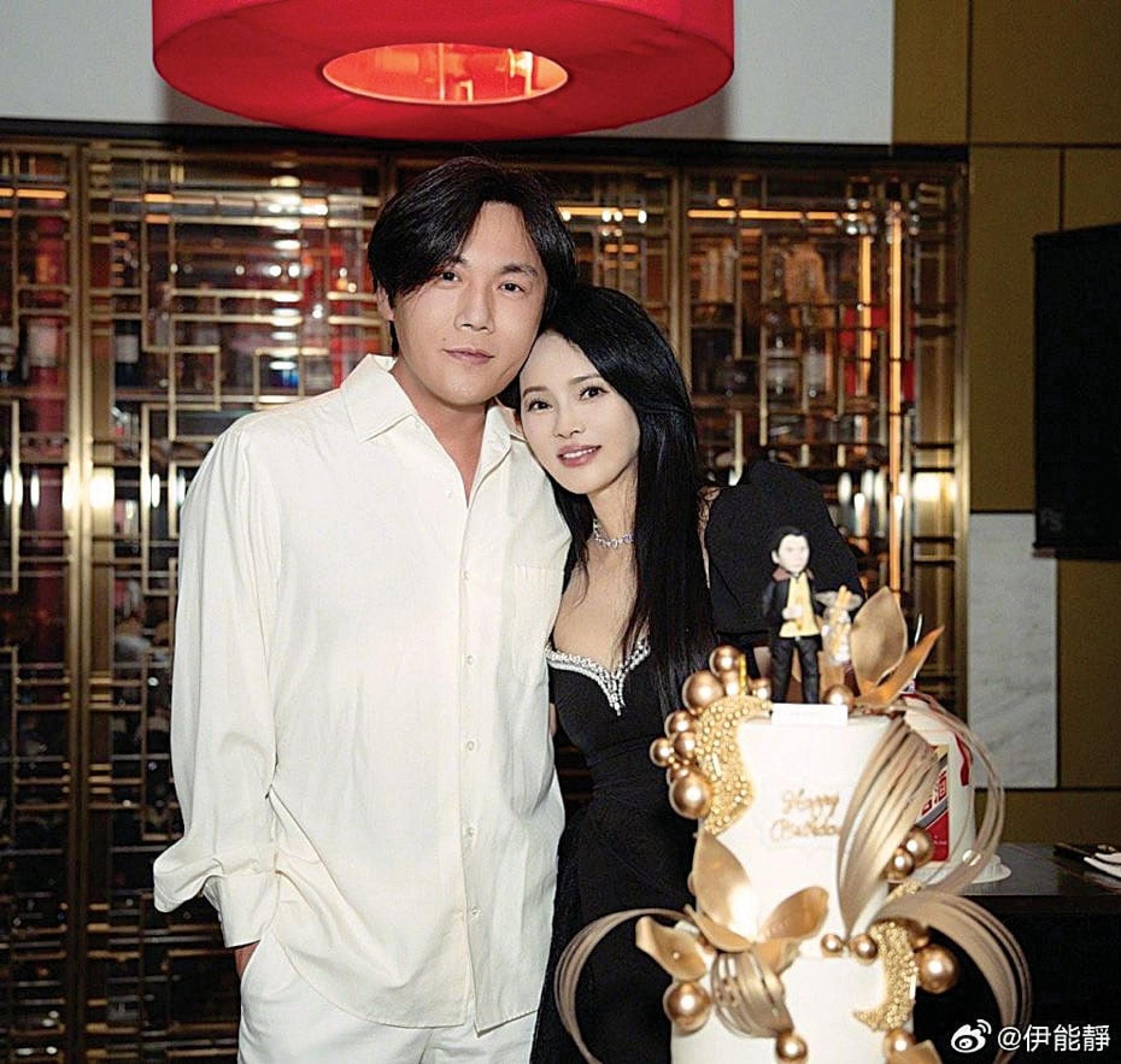 秦昊(左)与伊能静结婚10年。