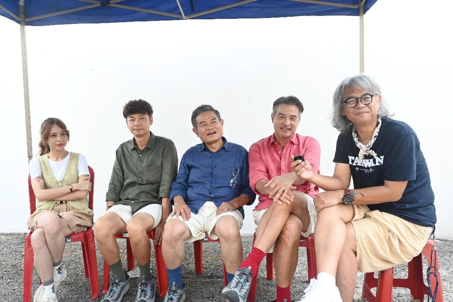 张清峰（右起）携《NOGOOD！欧吉桑》主演阵容李铭顺、许效舜、李国煌及黄姵嘉接受《光华日报》独家专访。