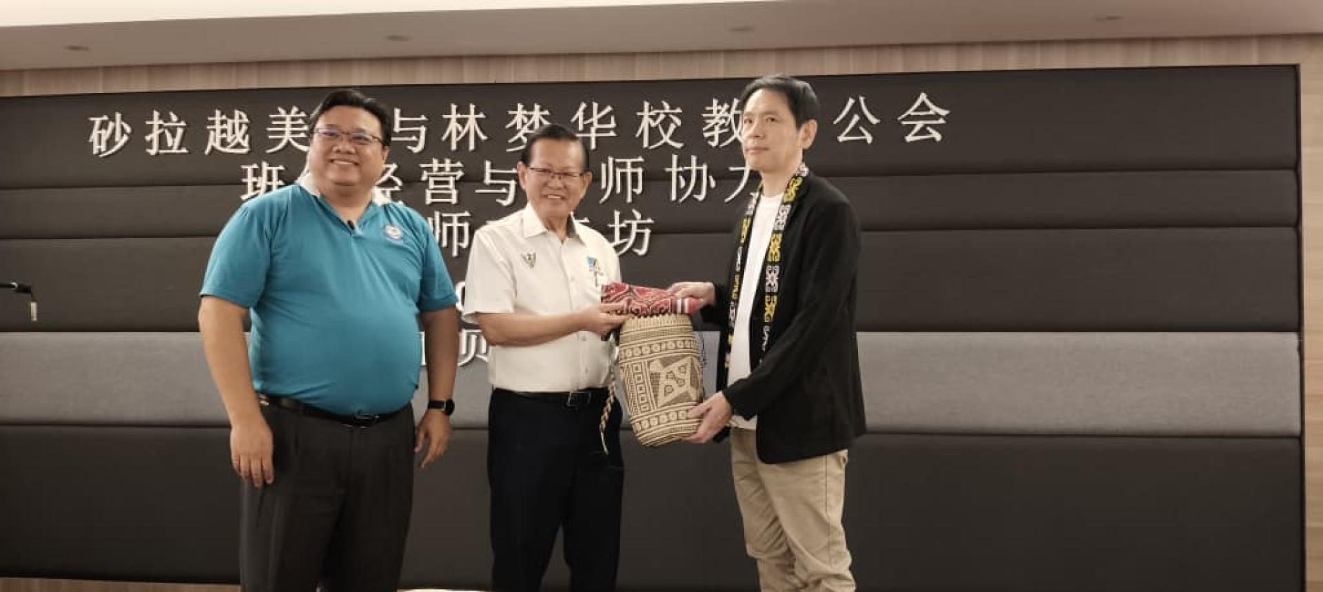 李景胜（中）赠送民族手工制纪念品予工作坊主讲人台湾教育讲师苏明进老师。