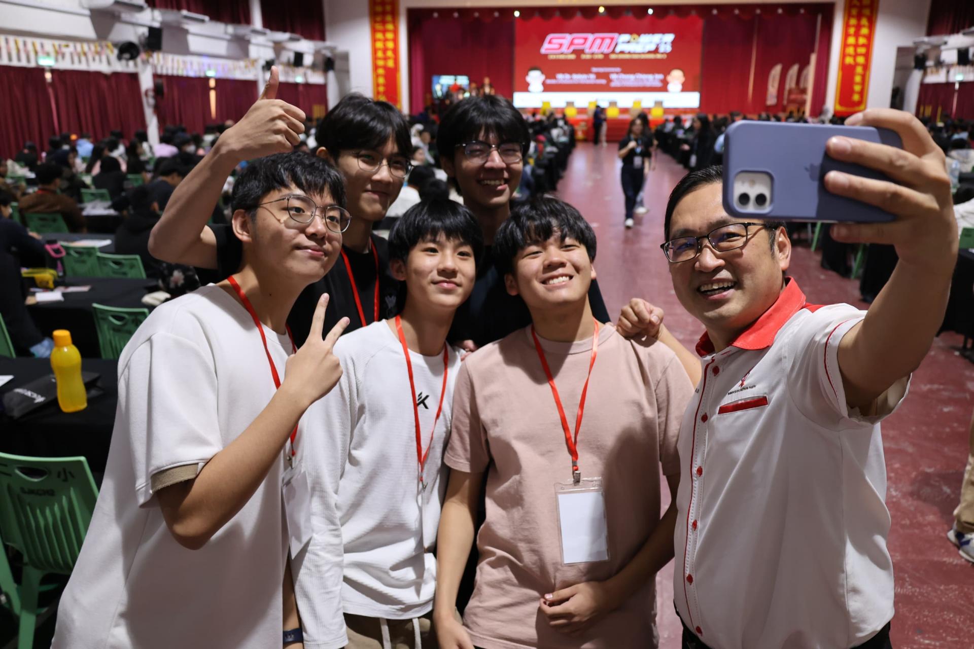 张健仁（右）与学生互动时摄。