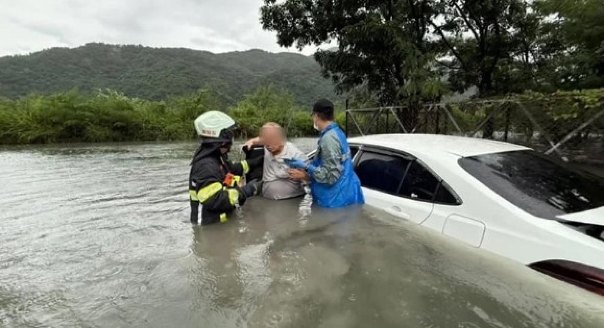 3日清晨大雨导致台东太麻里乡溪水暴涨，一名老翁开车受困堤防道路，所幸警消及时救出。